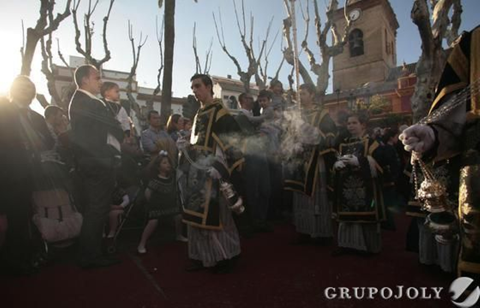 Hermanos de La Soledad en la Plaza de San Lorenzo.