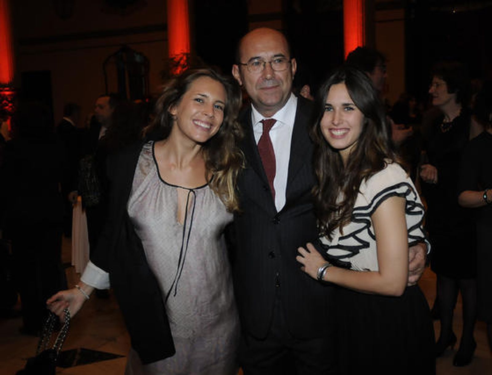 Francisco Ferraro, acompañado de sus hijas.