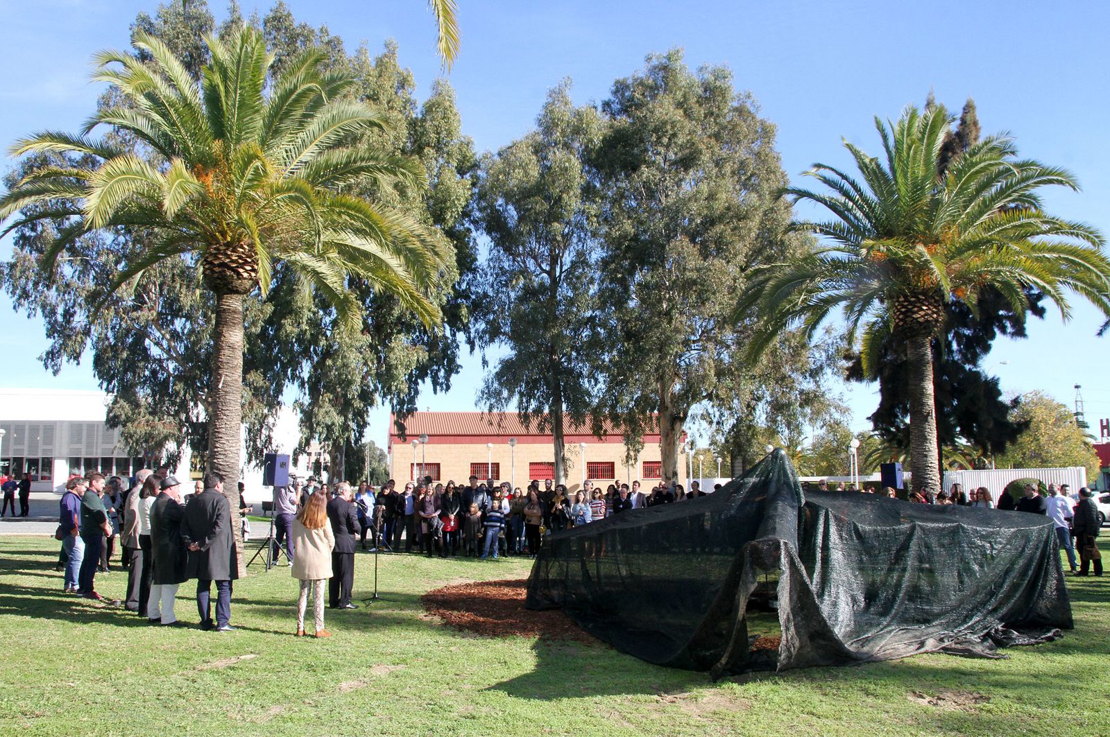Inauguración de la escultura del artista onubense Víctor Pulido 'Imago', en imágenes
