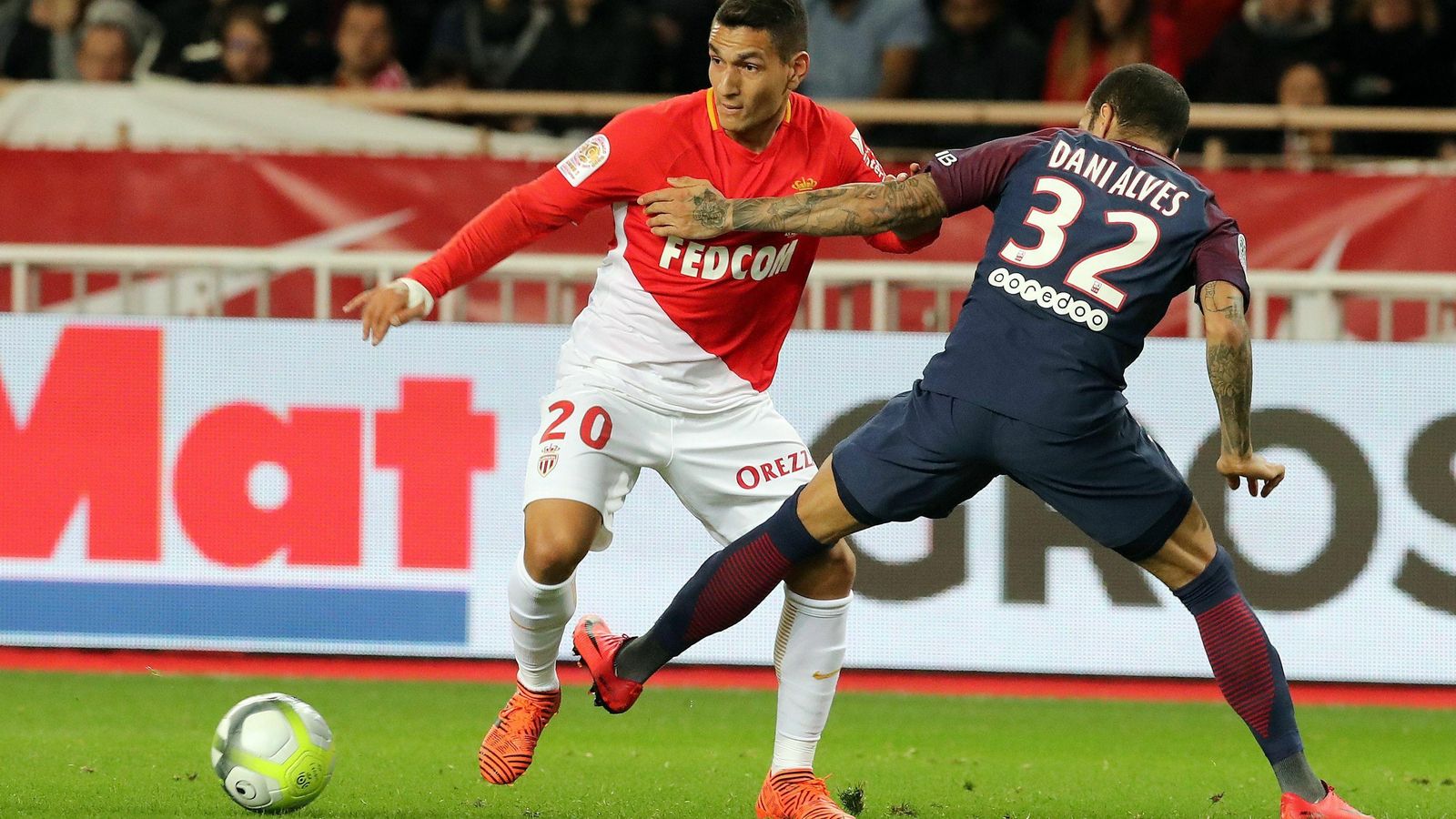 Rony Lopes desborda a Daniel Alves en un partido entre el Mónaco y el PSG.