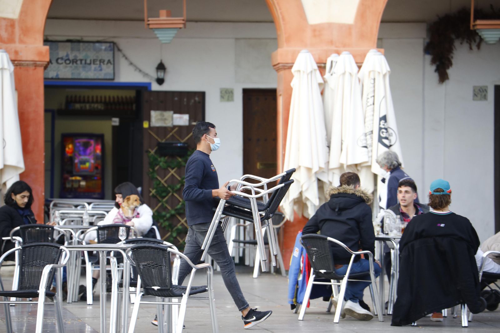 Un camarero trabaja en una terraza de La Corredera.