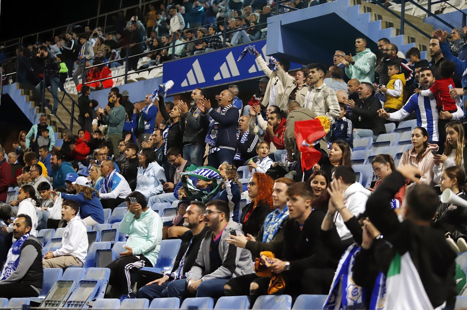 Gran ambiente en las gradas del Nuevo Colombino para el Recre-At Sanluqueño, en imágenes