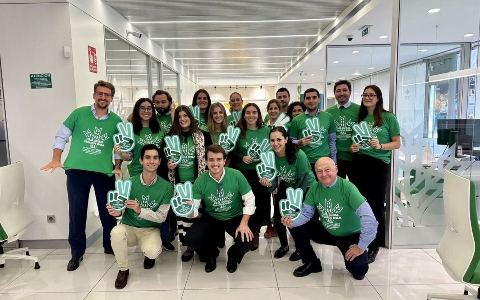 Celebración de los trabajadores de Caja Rural del Sur por el Día Solidario.