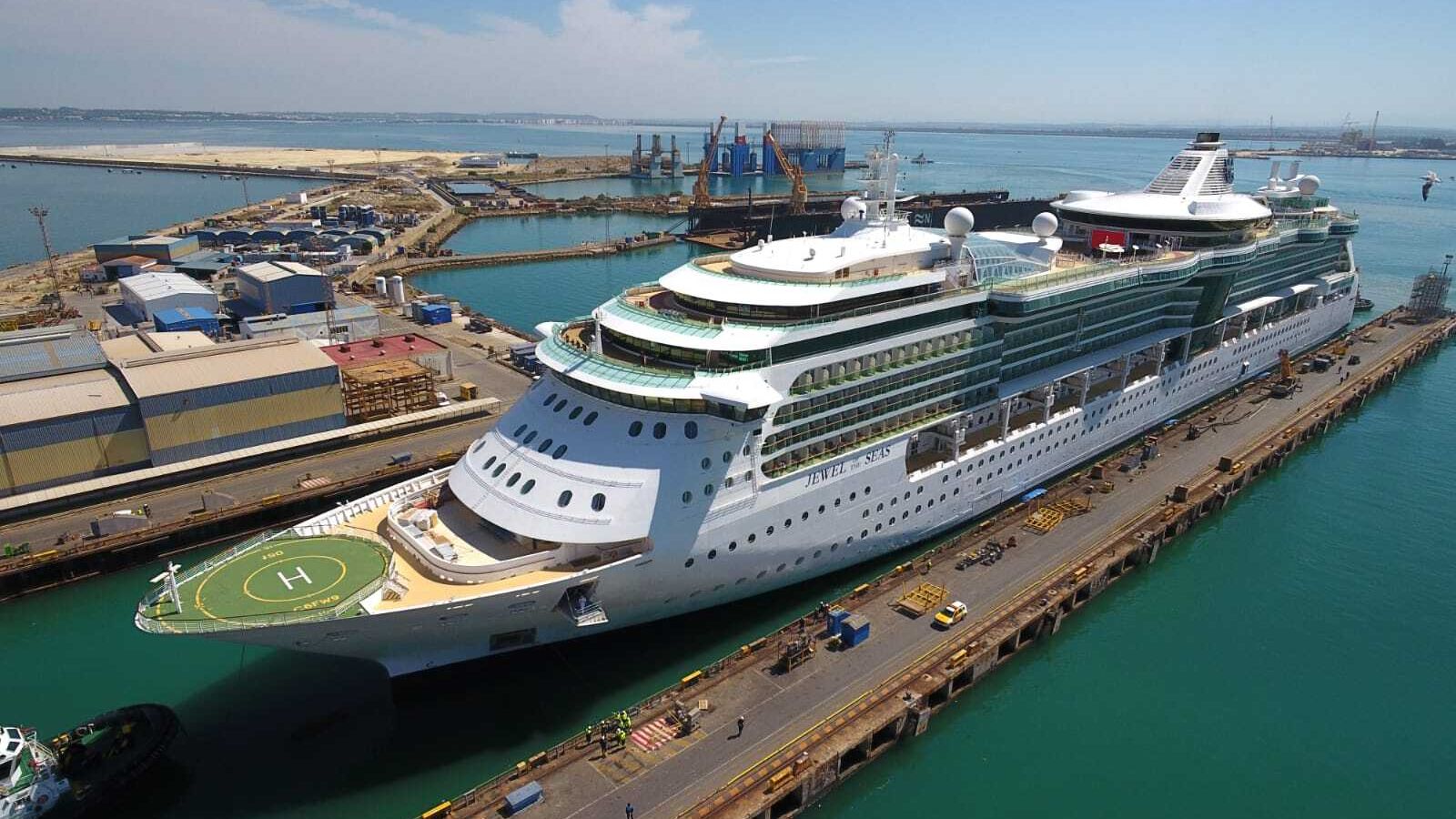 Entrada del 'Jewel of the Seas' en el astillero de Cádiz.