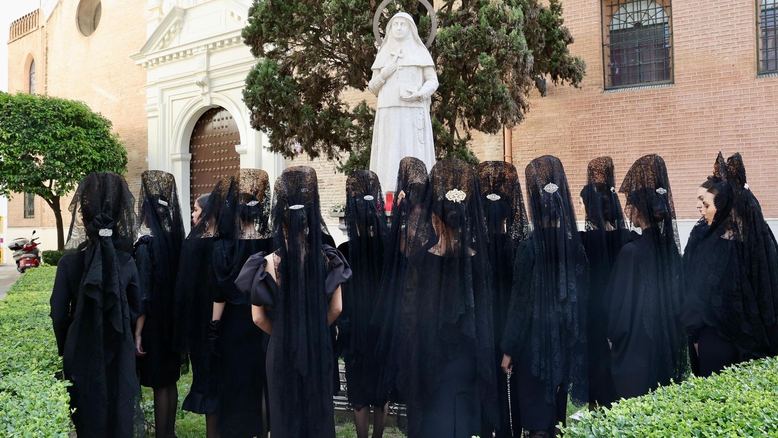 Modelos de la iniciativa 'Sí, mantilla' junto al monumento a Santa Ángela.