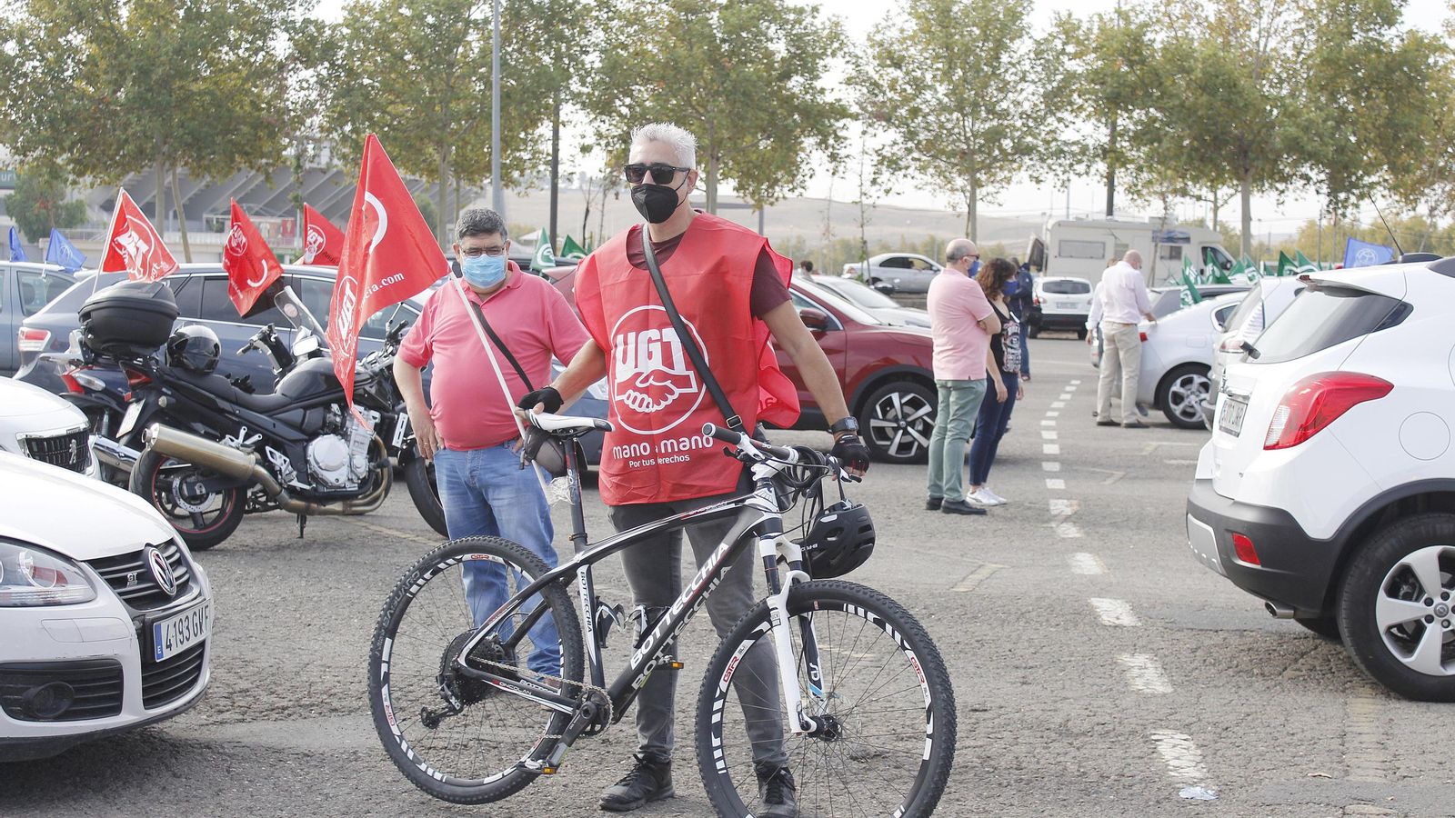 Concentración de los participantes de la caravana en El Arenal.