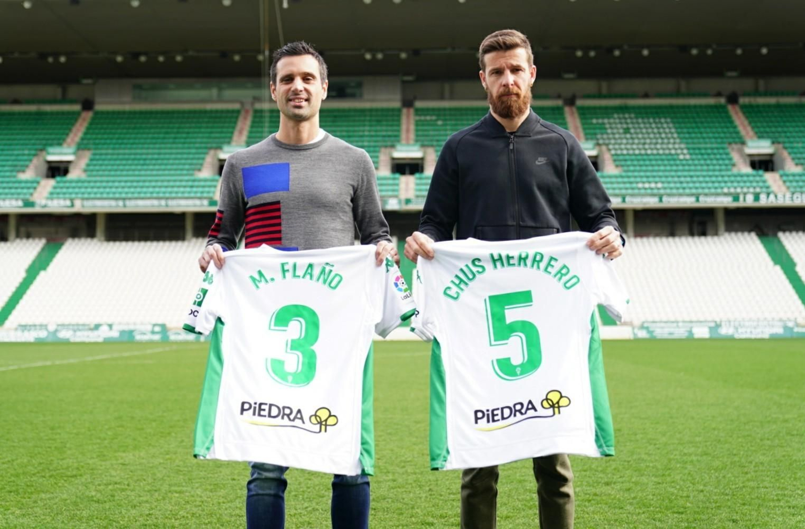 Miguel Flaño y Chus Herrero, con sus respectivos dorsales, sobre el césped de El Arcángel.