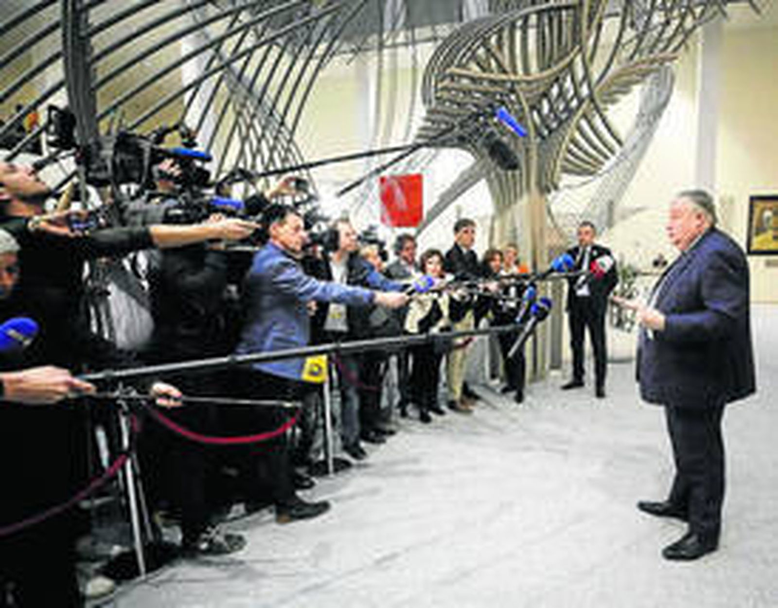 Marc Tarabella habla con los medios tras la suspensión de la inmunidad.