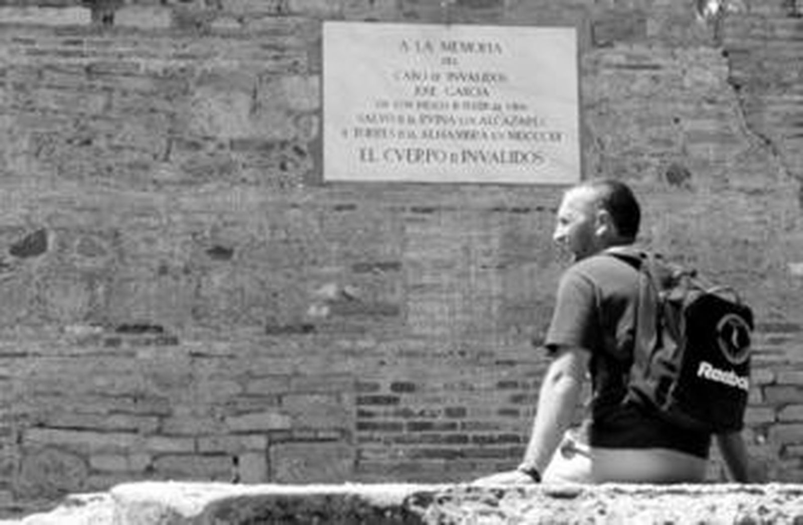 Un letrero recuerda hoy al cabo de Inválidos José García, que evitó la destrucción de la Alhambra en 1812.