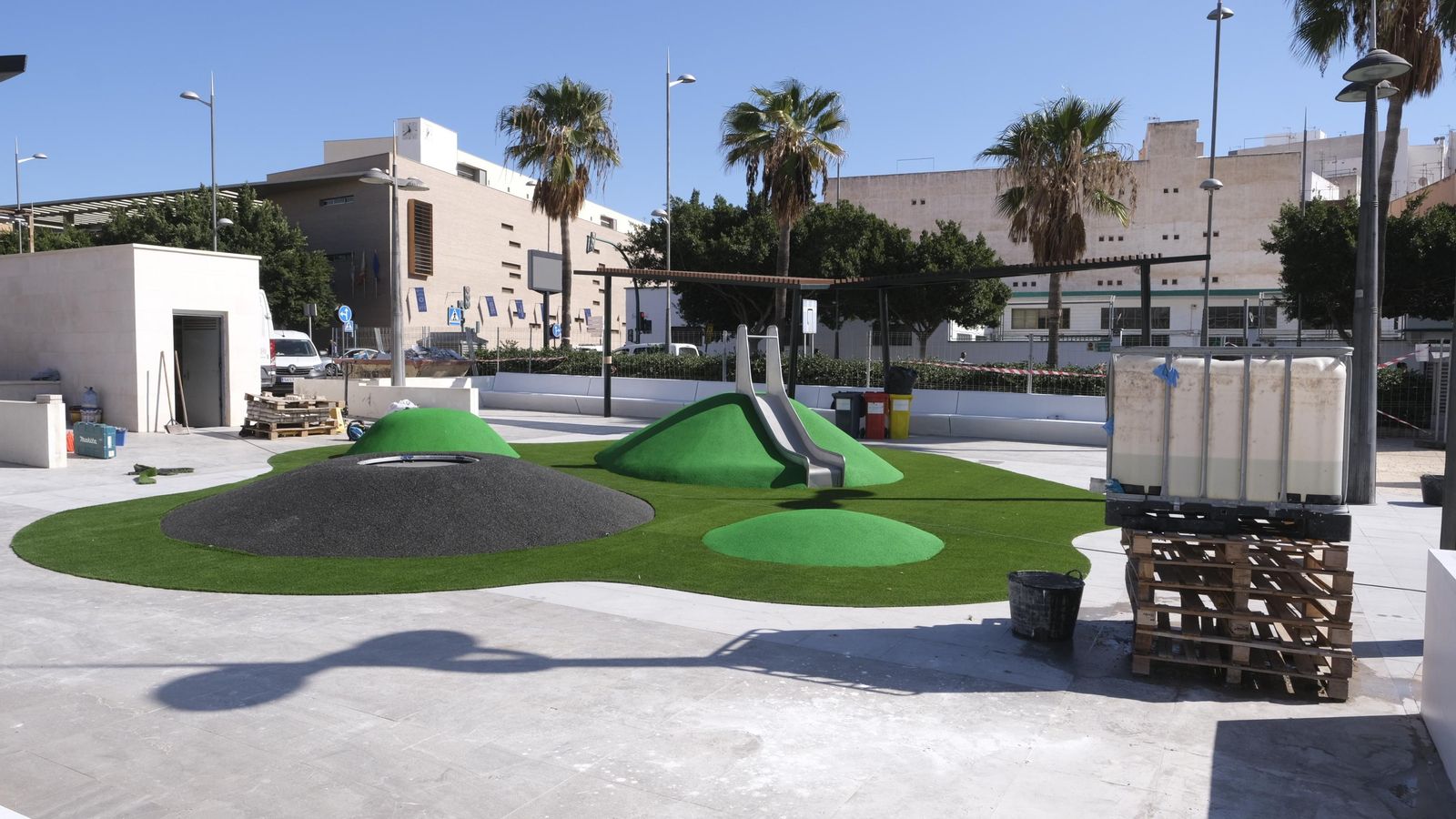 Cama elástica, entre los atractivos juegos.