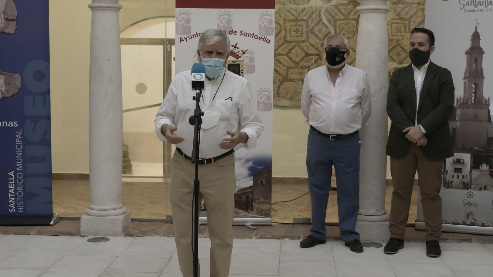 Acto de inauguración de la muestra en el Museo Municipal.