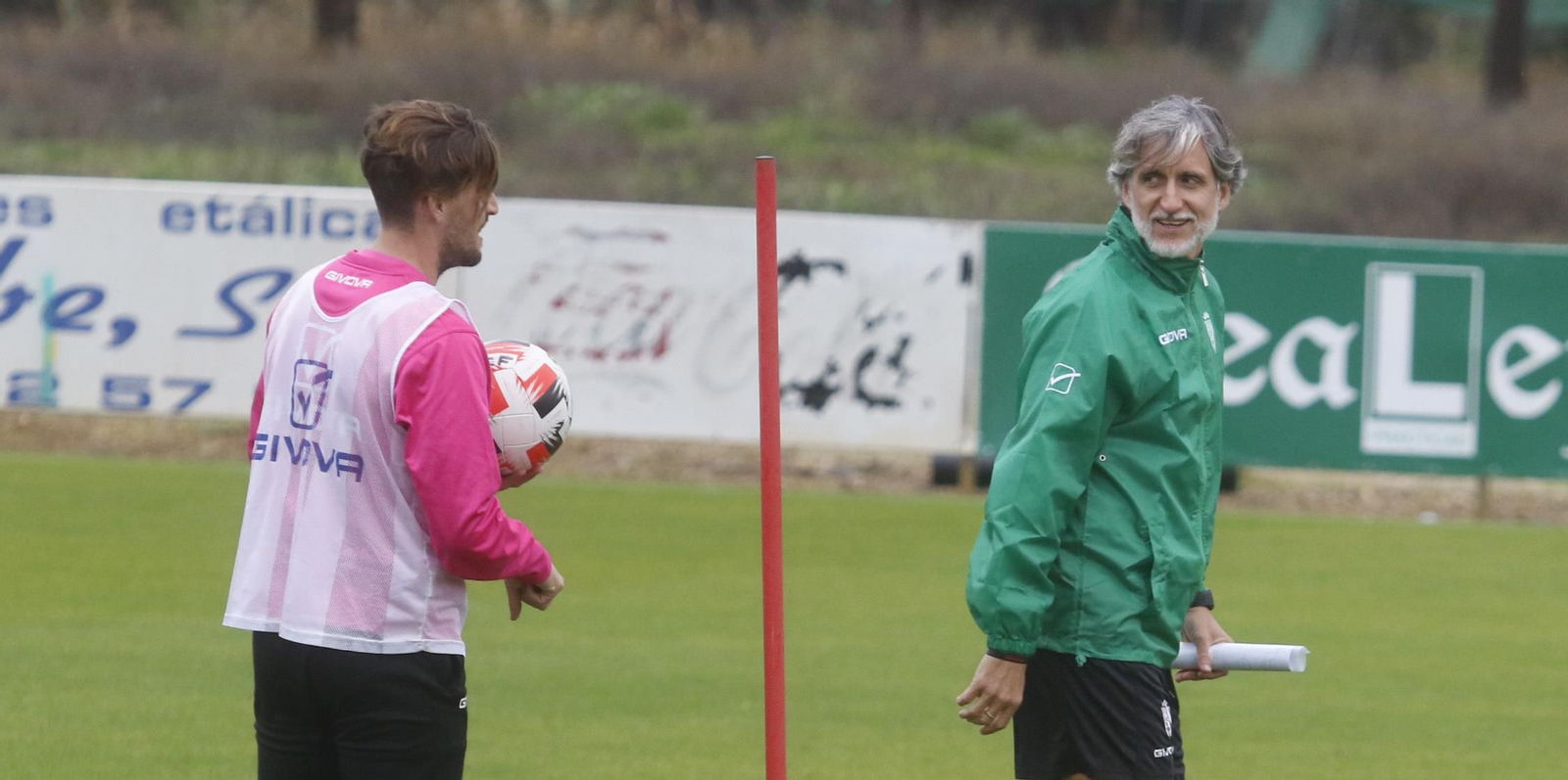 Pablo Alfaro bromea con Samu Delgado en el entrenamiento.