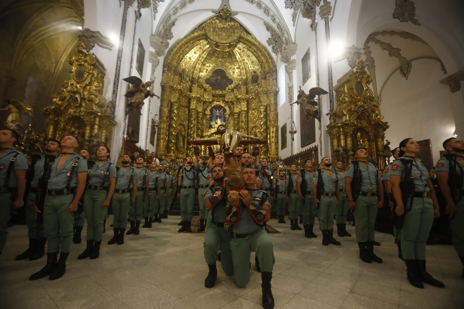 Las mejores imágenes del vía crucis de la Caridad de Córdoba con la Legión en este Viernes Santo