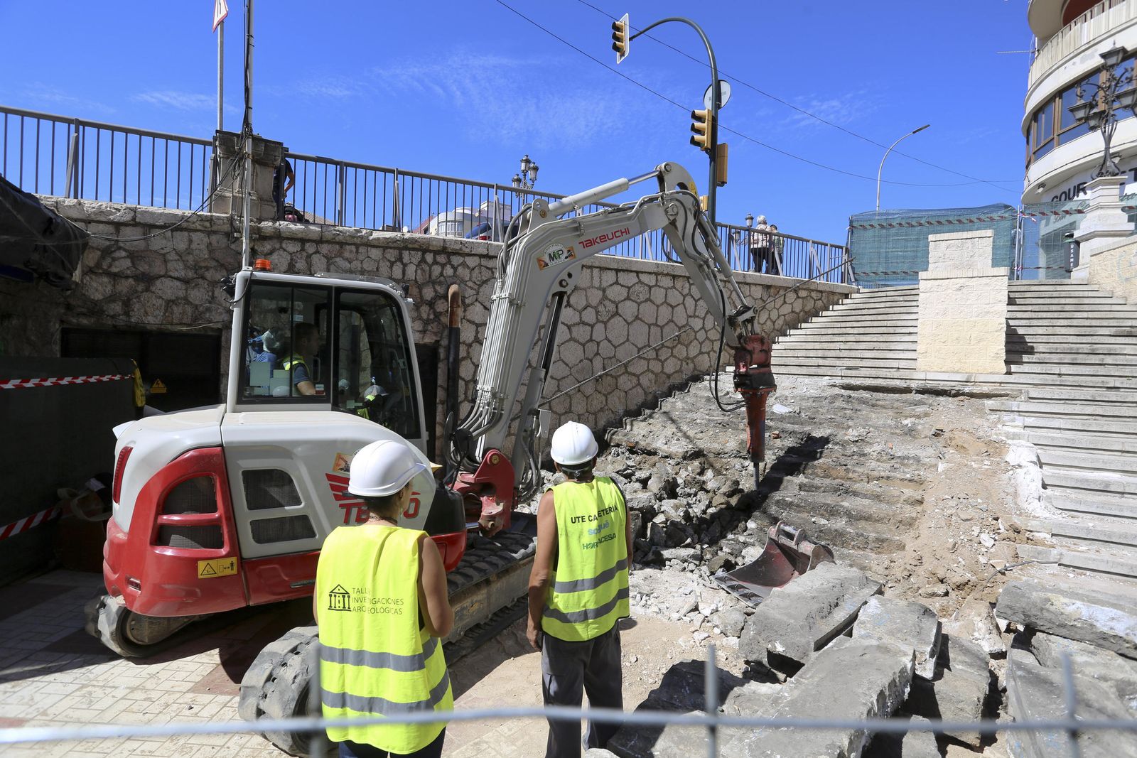 Empiezan a demoler los escalones de la Tribuna de los Pobres de Málaga, en fotos