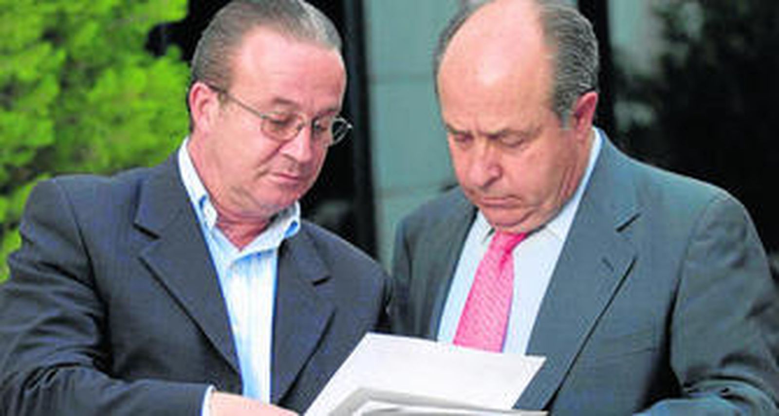 El alcalde repasa unos datos con el edil de Economía.