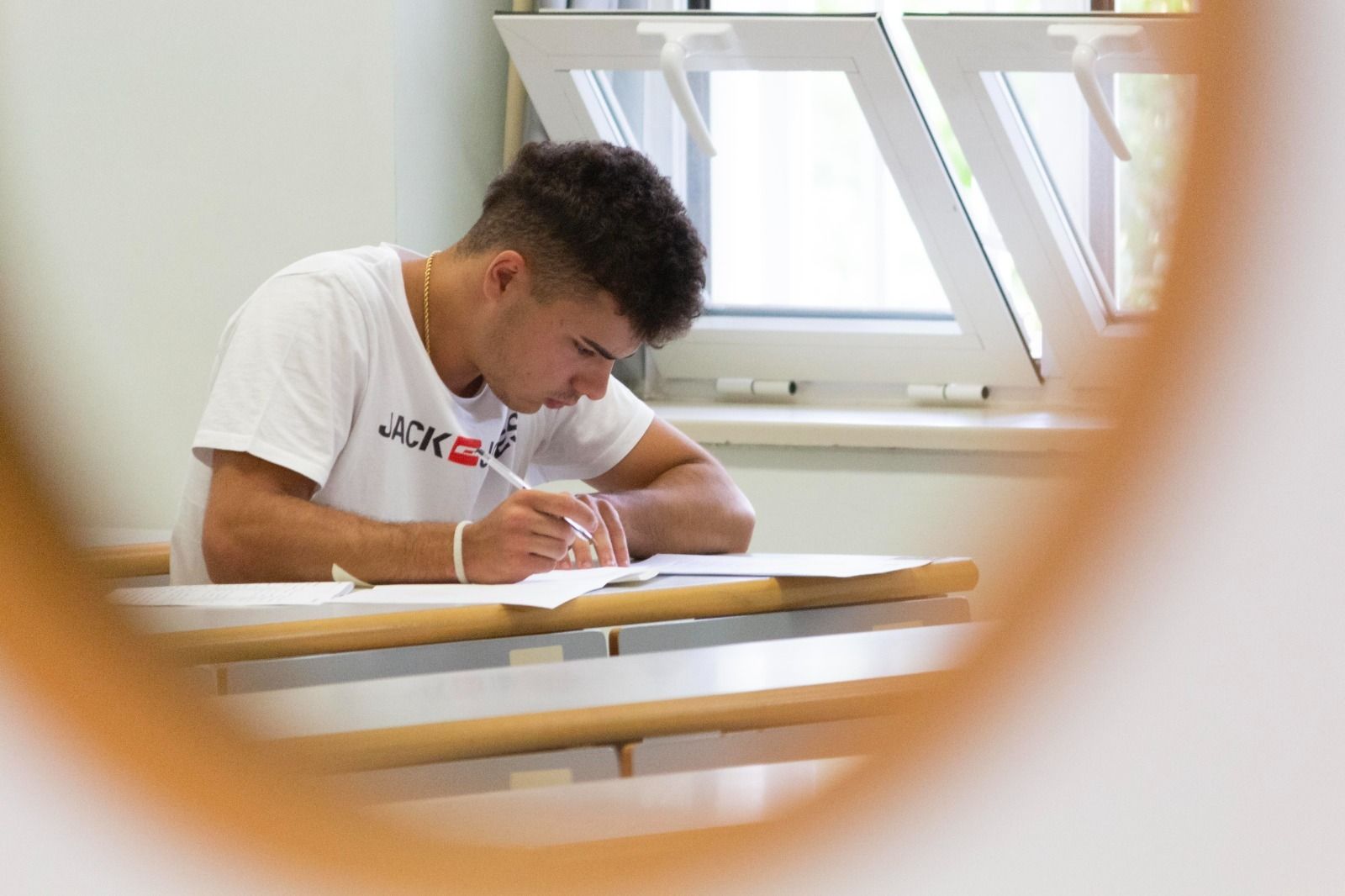 Un joven se examina de la Selectividad de julio en la UPO.