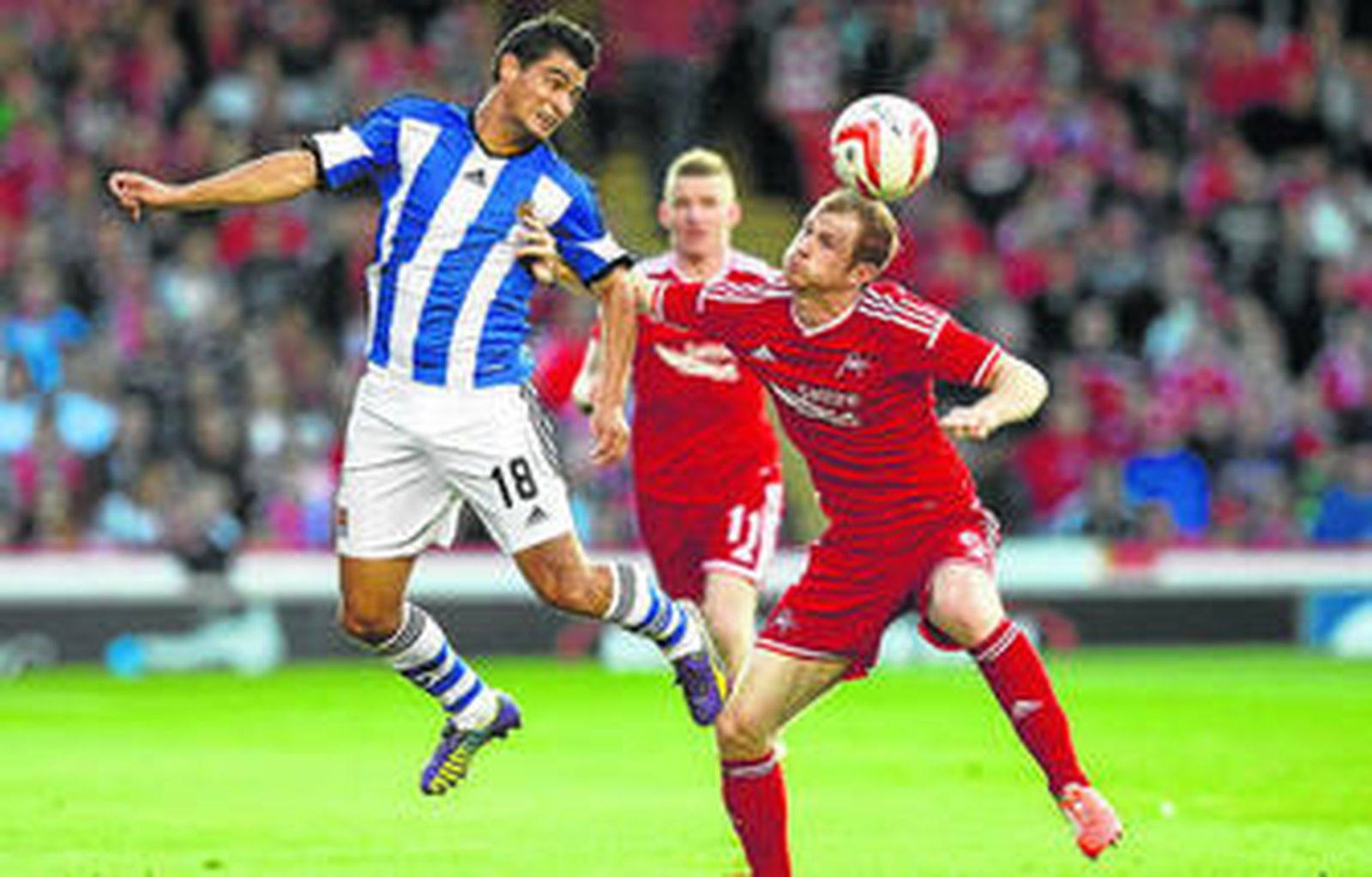 Chory Castro pelea un balón de cabeza con el jugador del Aberdeen Reynolds, autor del 2-1.