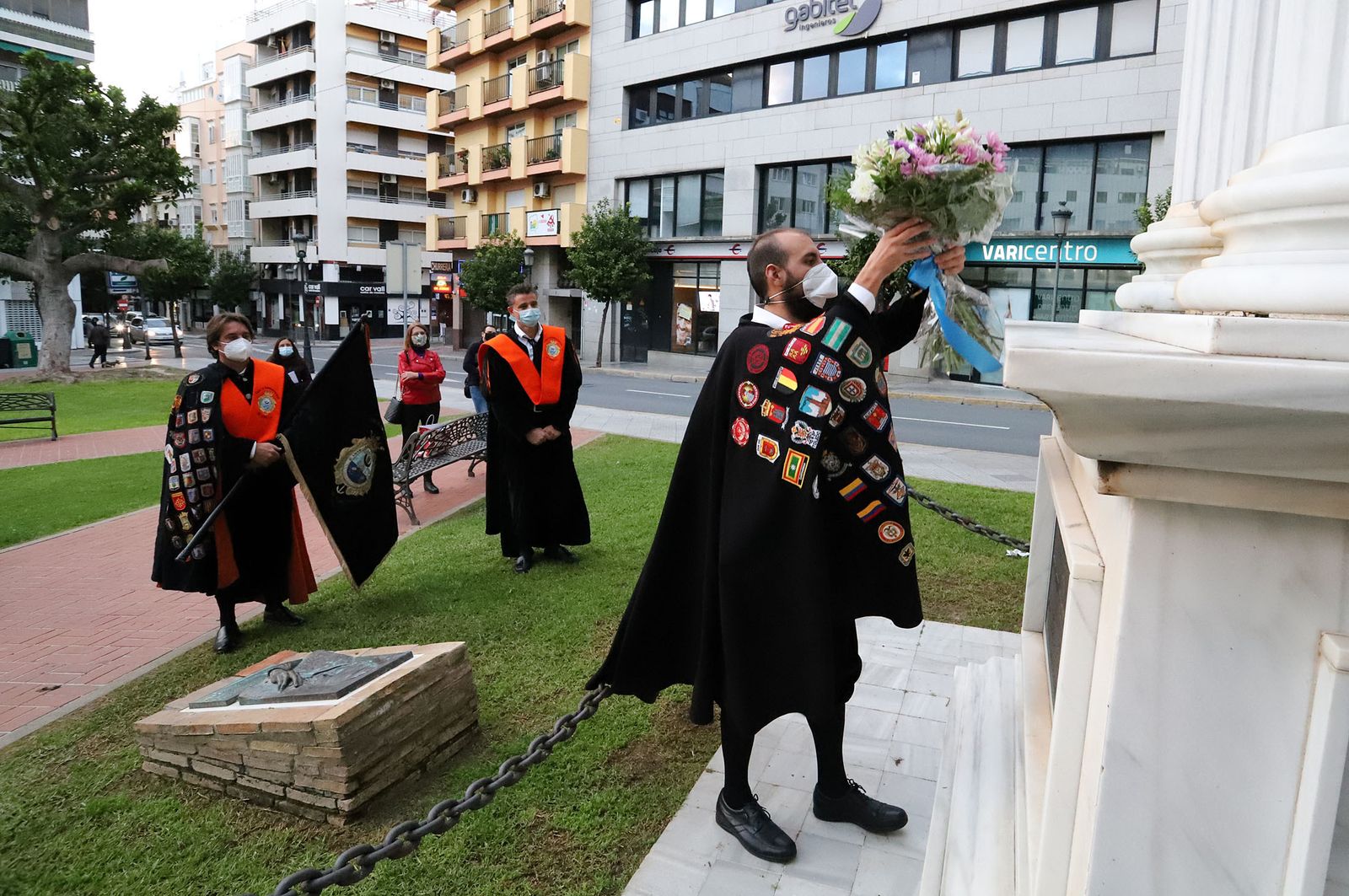 Los tunos realizan la ofrenda floral al monumento a la Inmaculada en Huelva.