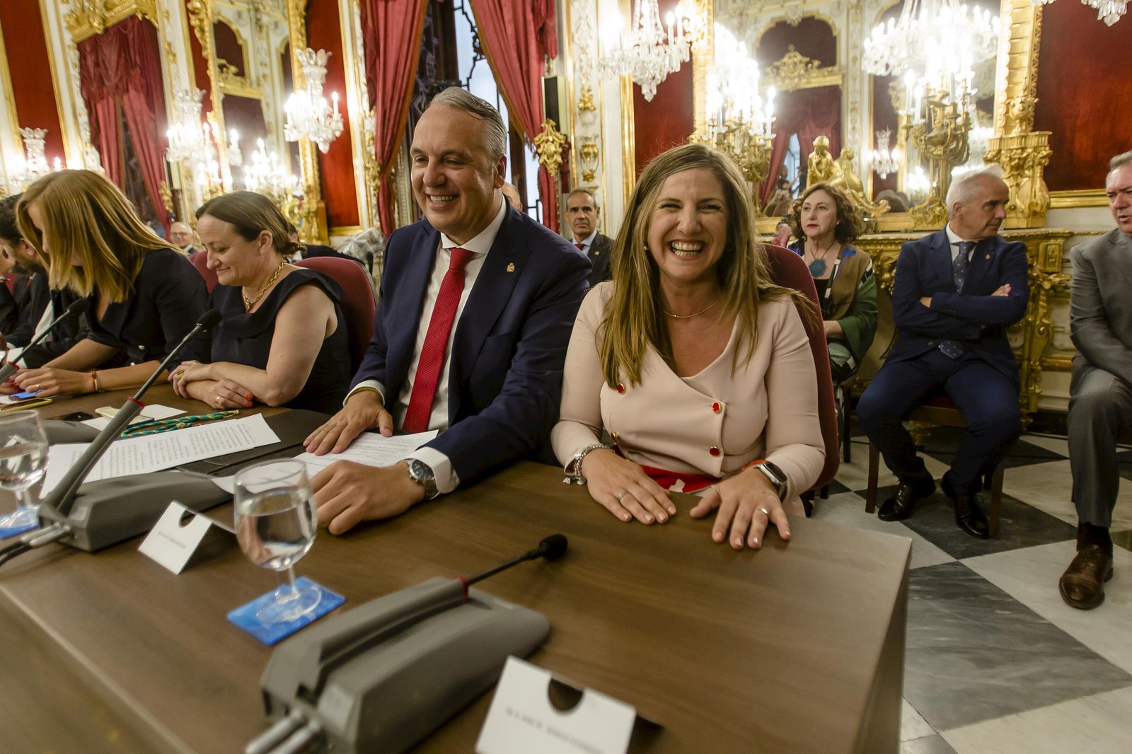 Las imágenes del relevo en la presidencia de la Diputación de Cádiz
