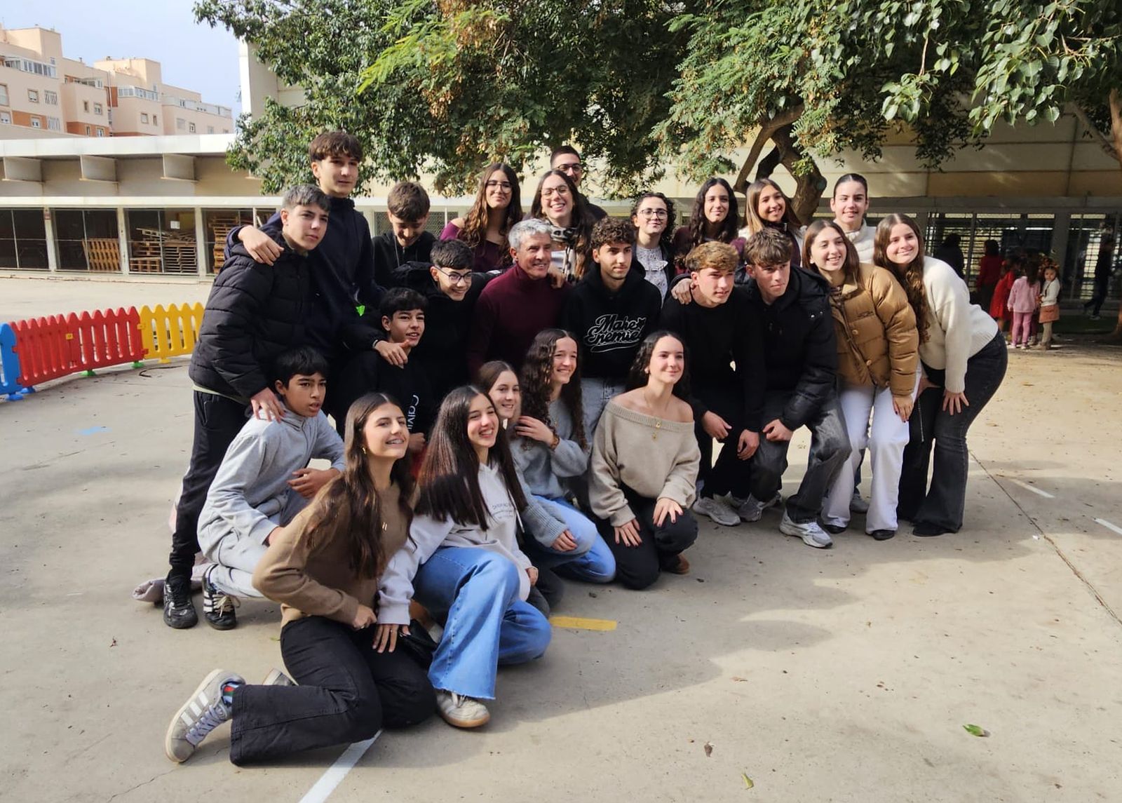 Antiguo alumnado del profe Manolo y del CEIP Rafael Alberti, ahora estudiantes de instituto, que no quisieron faltar a la despedida.