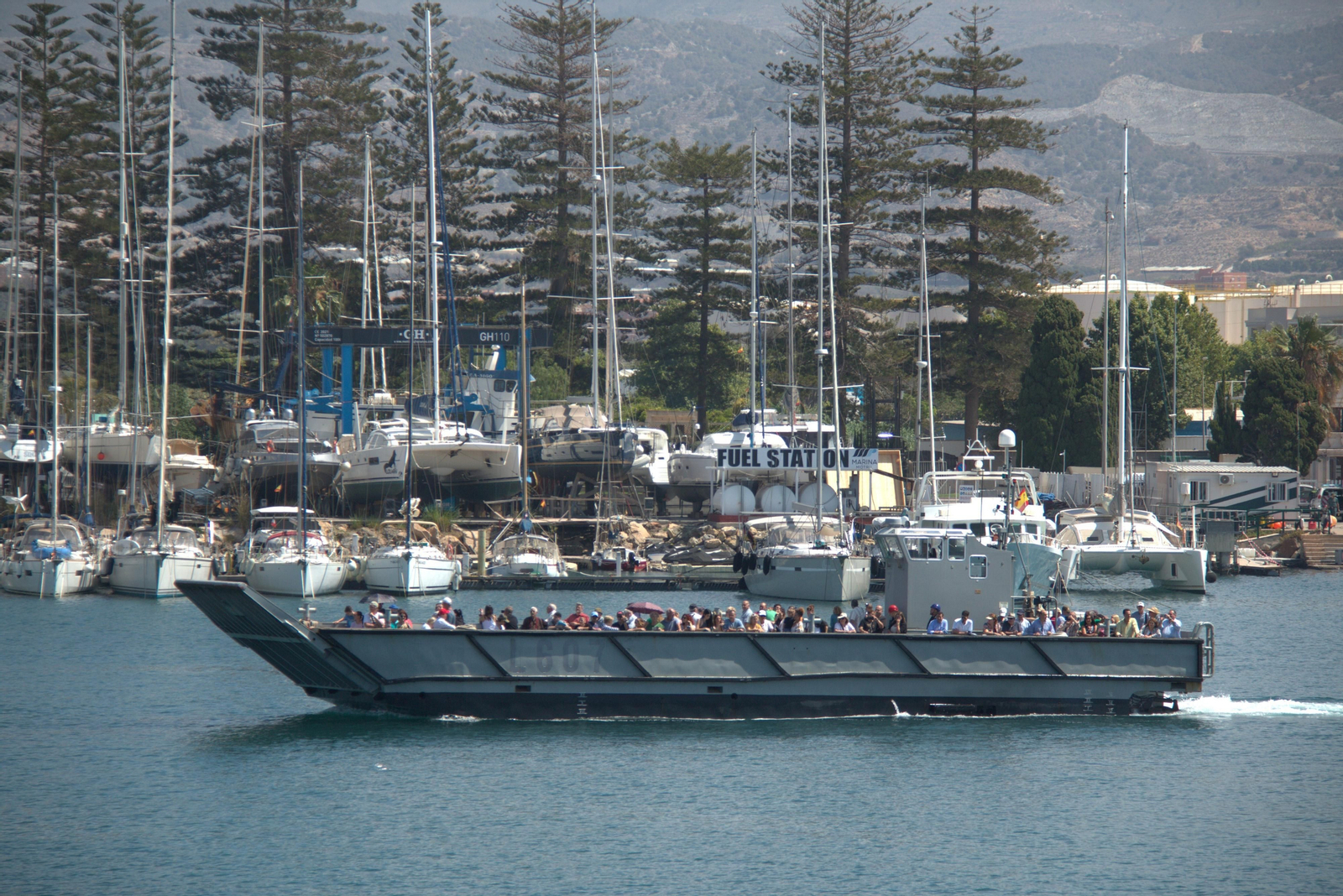 Éxito de participación para ver de cerca el despliegue de las Fuerzas Armadas en Motril