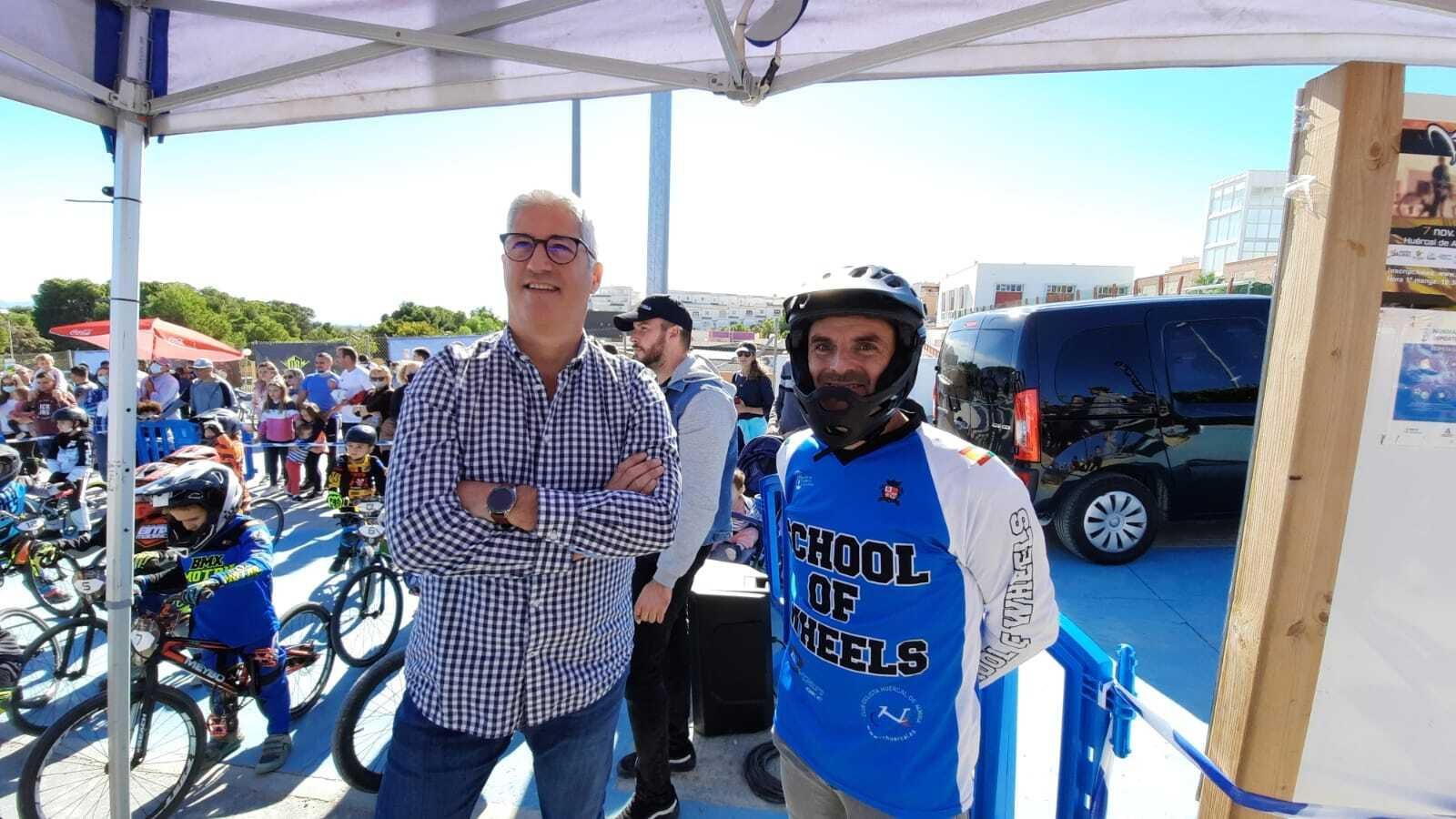 El alcalde, Ismael Torres, y el concejal de Deportes, Jesús Pomedio