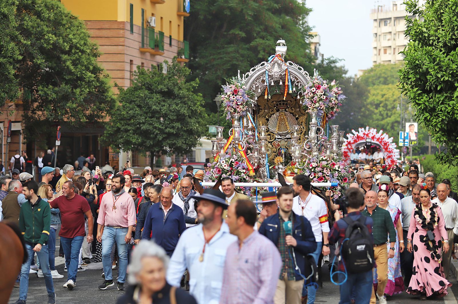 El Rocío 2023: Imágenes de la Hermandad de Emigrantes en su salida de Huelva