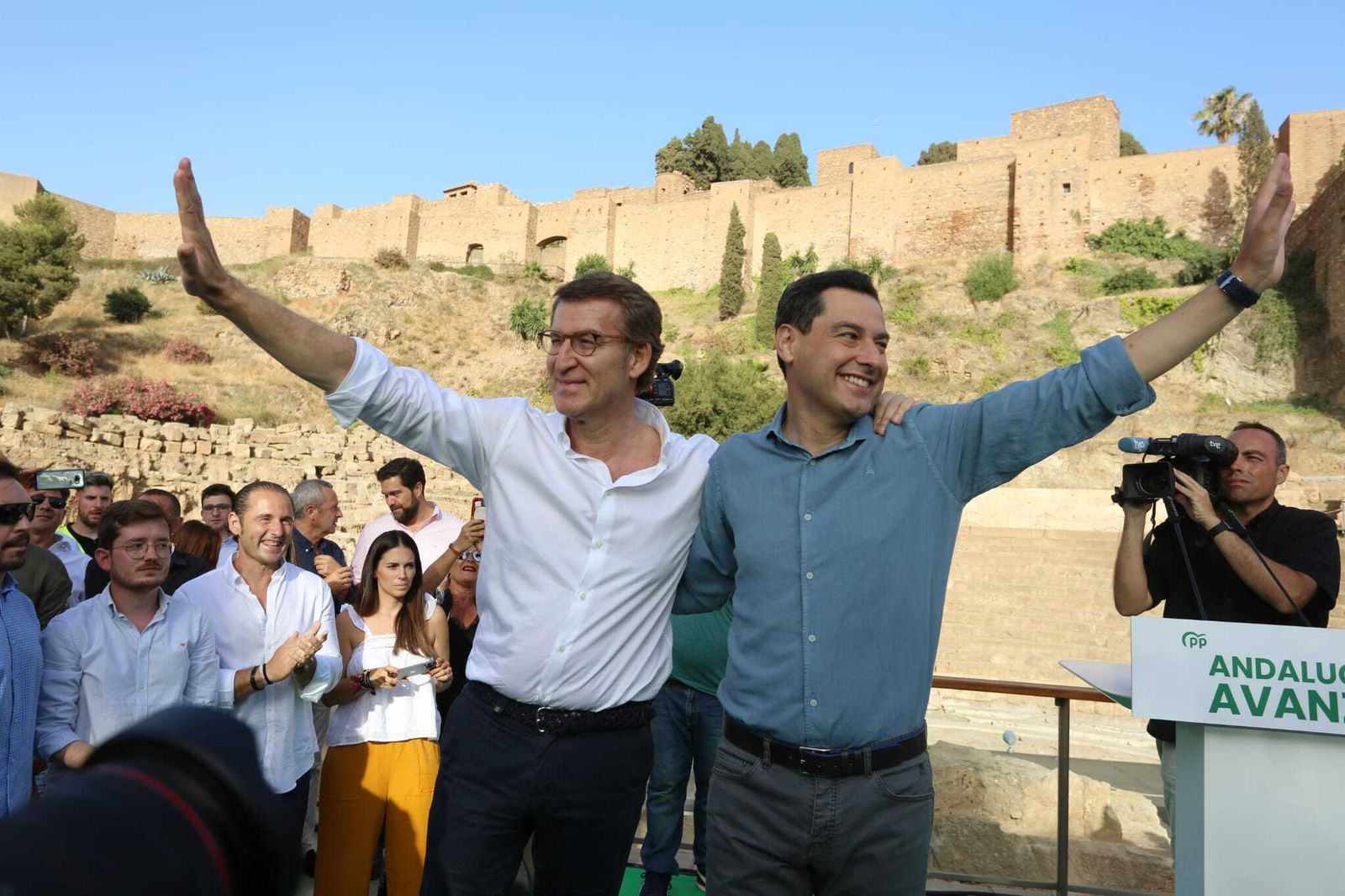 Alberto Núñez Feijóo y Juanma Moreno Bonilla en el mitin del Partido Popular en Málaga