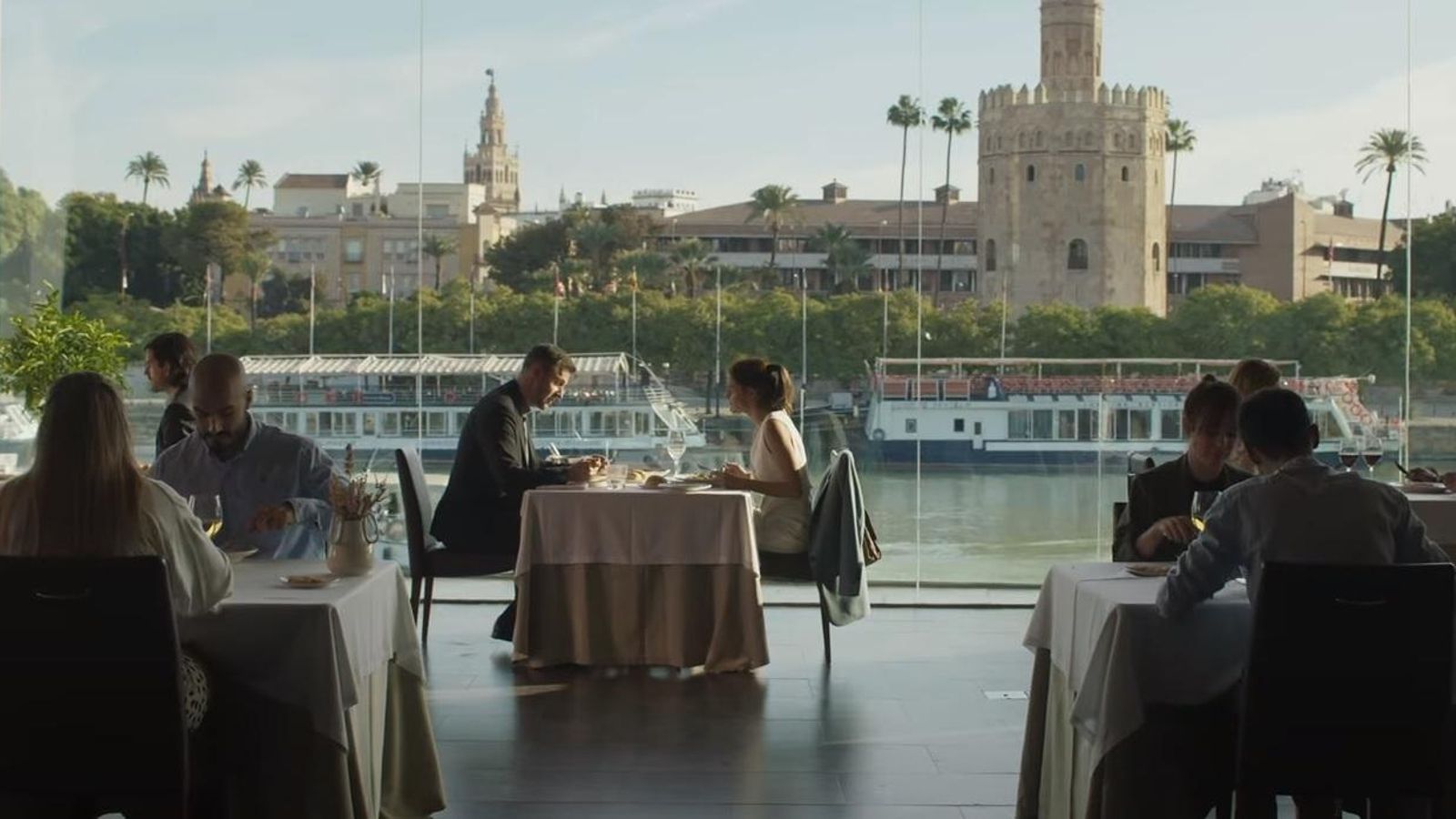 El almuerzo en Abades Triana con la Torre del Oro y la Giralda al fondo.