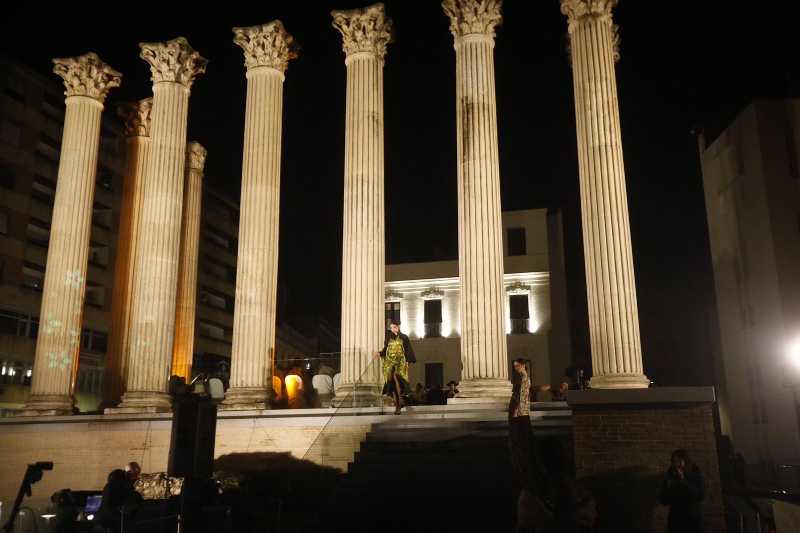 Las mejores imágenes del desfile de Mancini en el Templo Romano de Córdoba