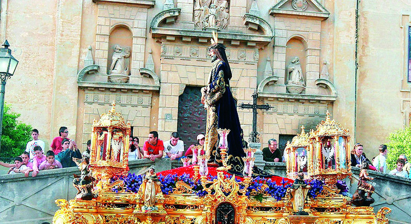 Nuestro Padre Jesús Rescatado inicia su estación de penitencia.