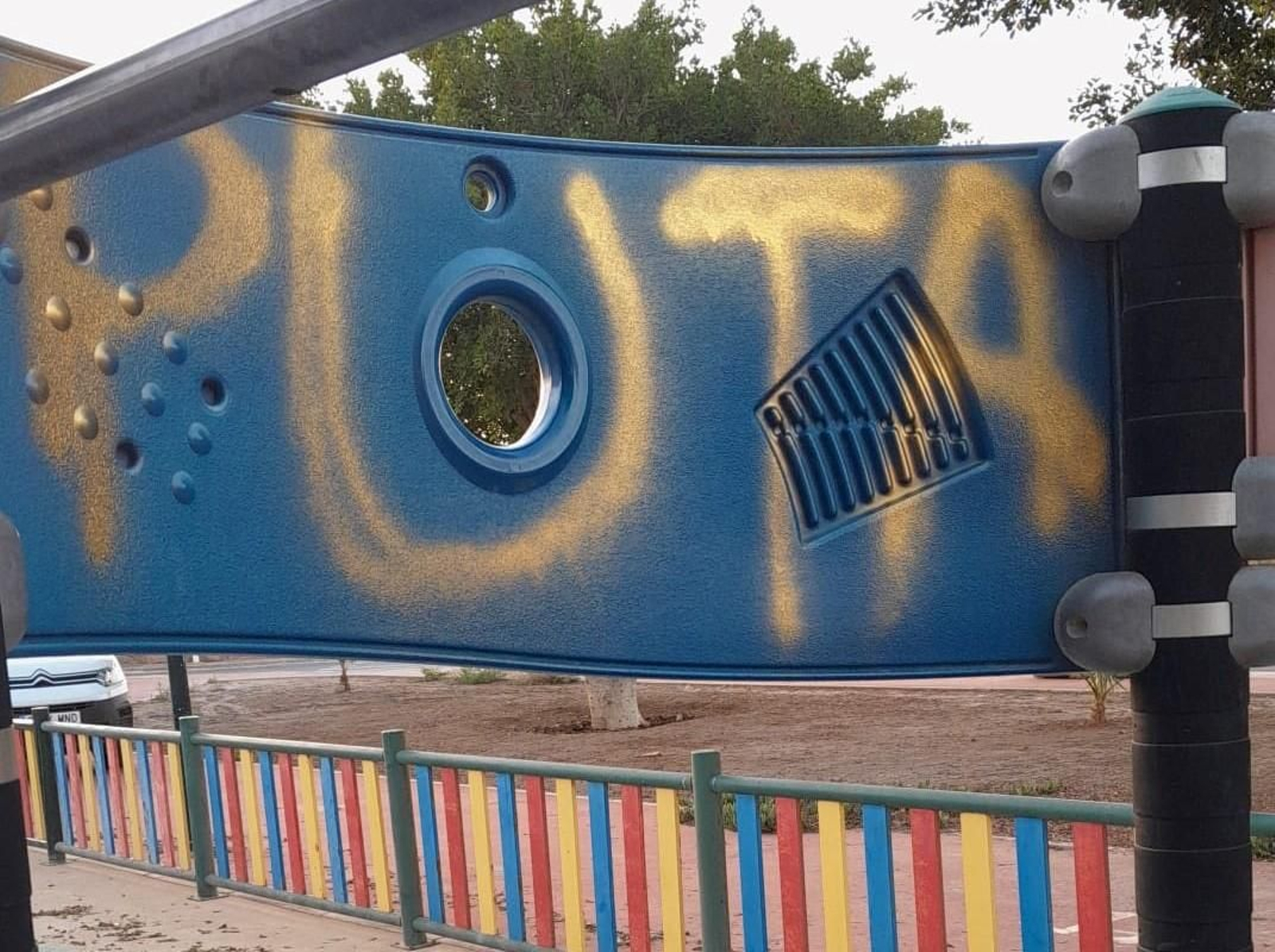 Pintada en uno de los juegos inantiles de Costacabana.