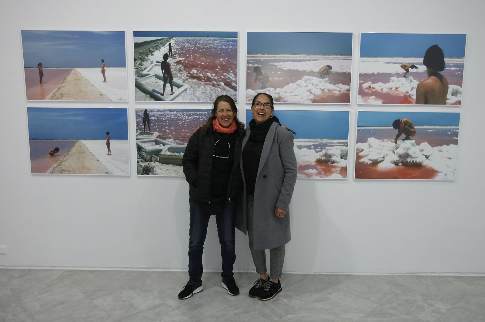 Nan y Yeni ante la serie 'Simbolismo de la cristalización-Araya'.