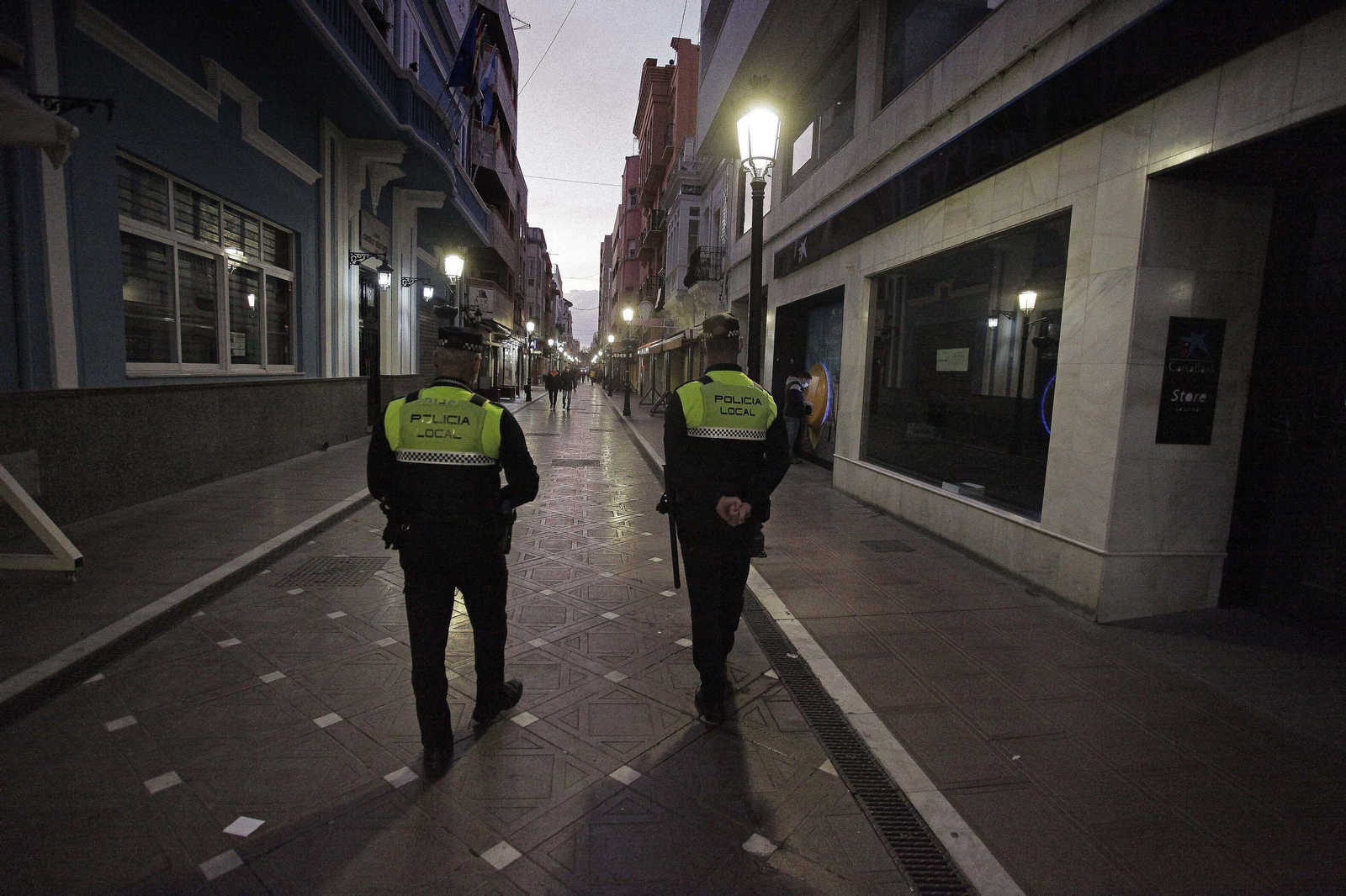 Dos policías patrullan por La Línea antes del toque de queda.