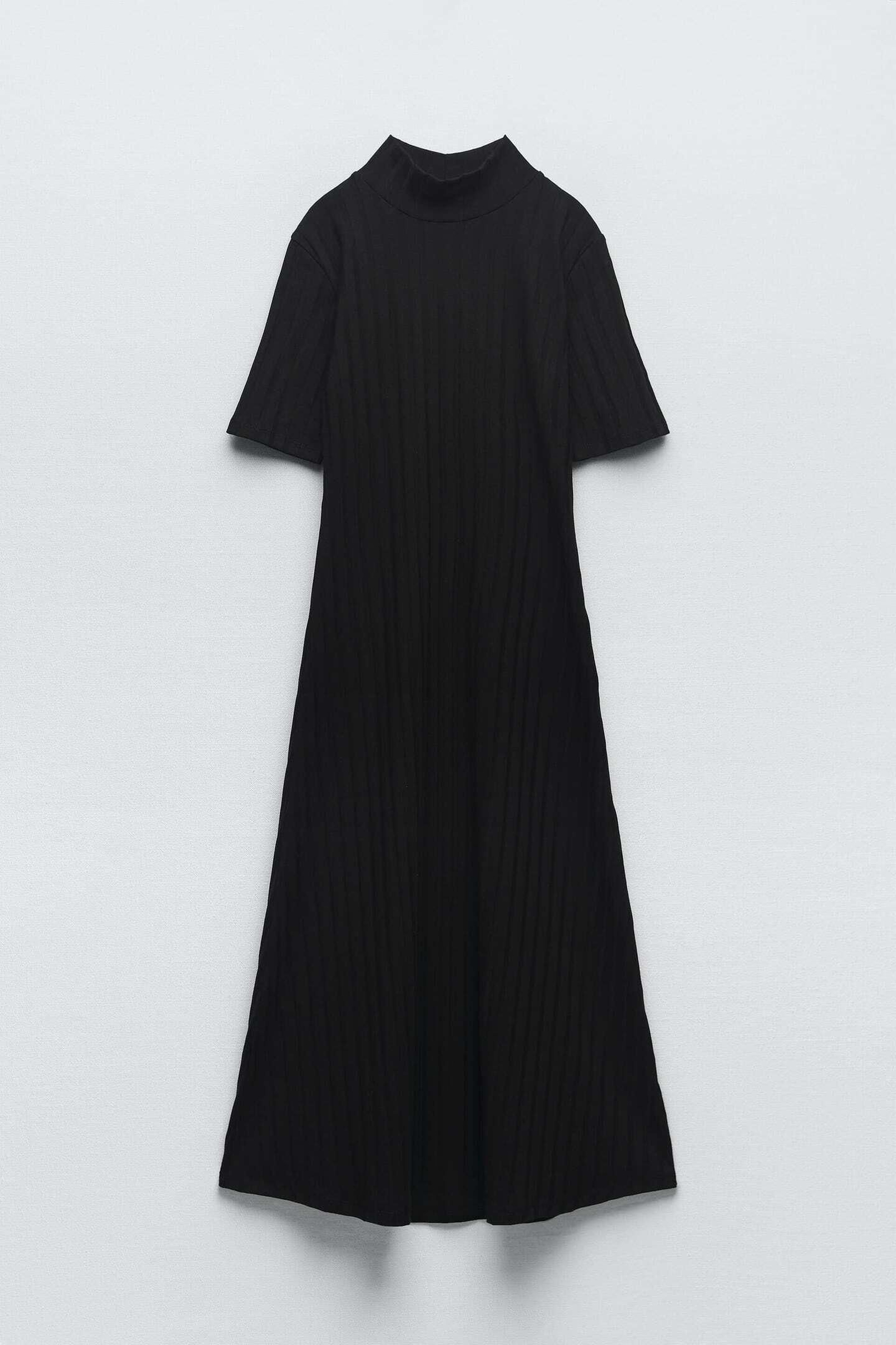 Vestido negro de Zara.