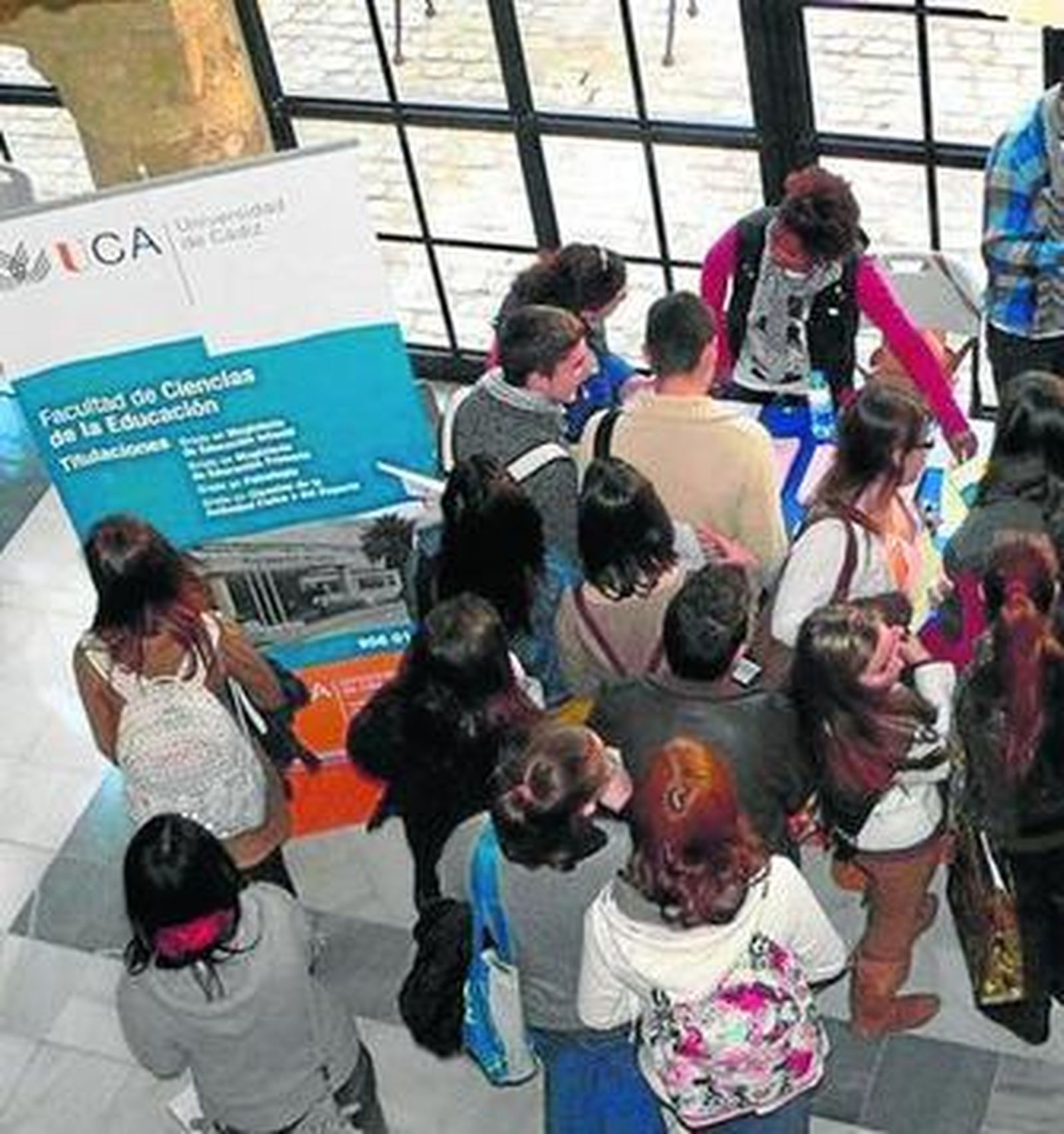 Estudiantes en la Facultad de Filosofía y Letras de la Universidad de Cádiz.