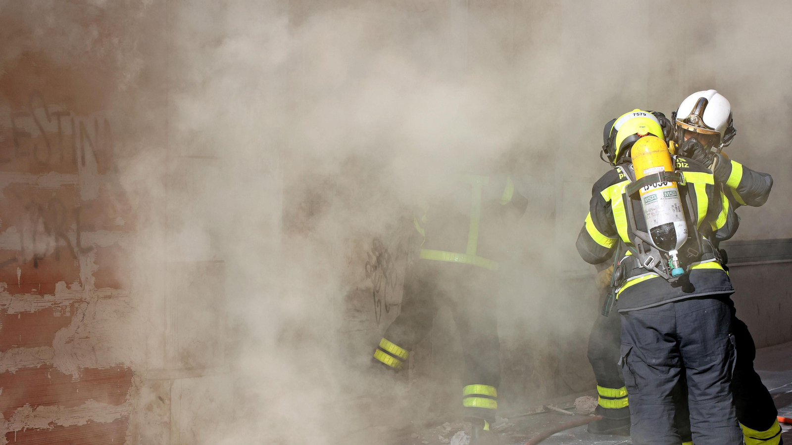 Los bomberos de Jerez intervienen en un incendio de un inmueble en calle Bizcocheros