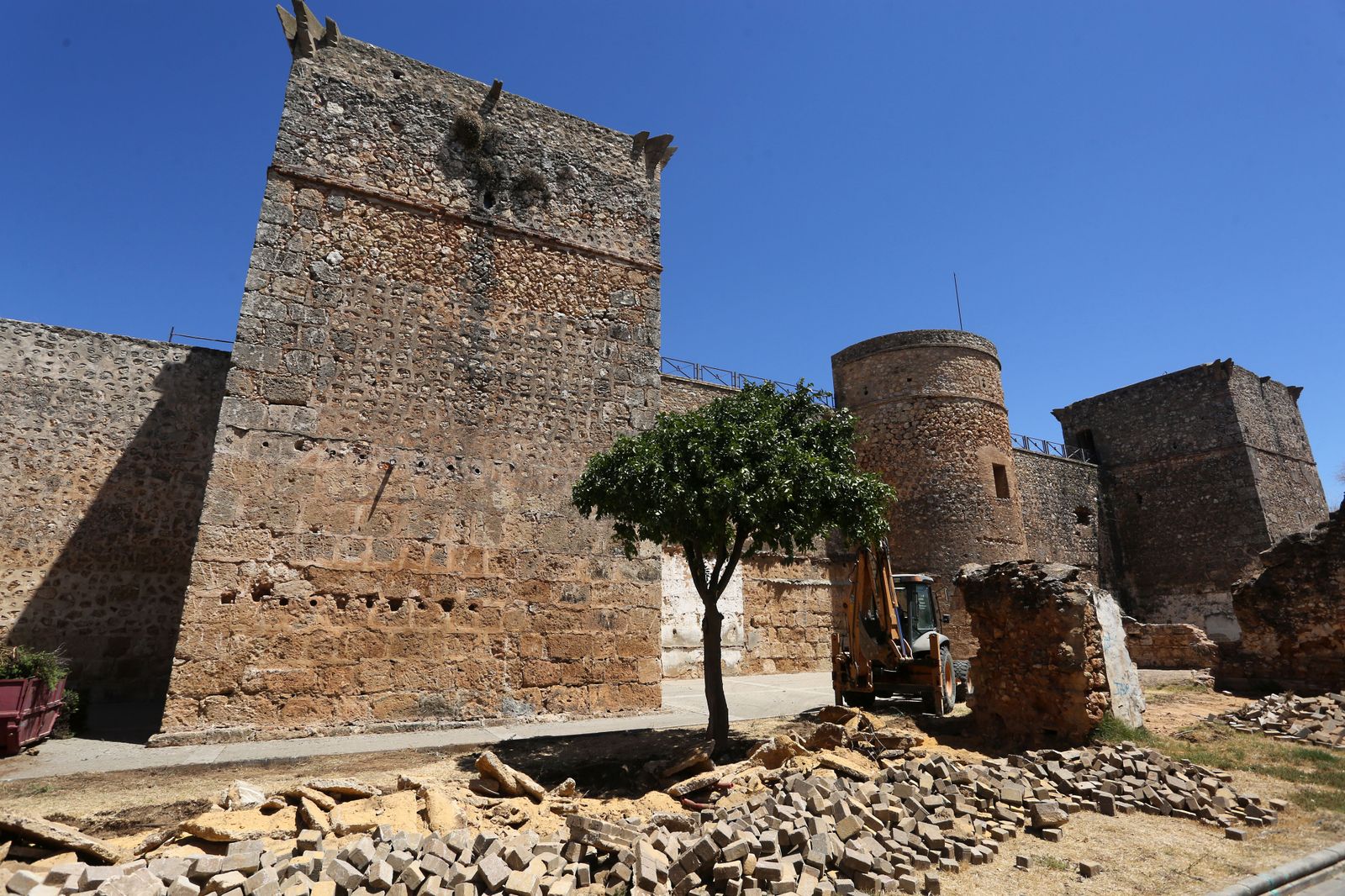 Visita de autoridades a las obras de restauración de la Barbacana de Niebla en imágenes