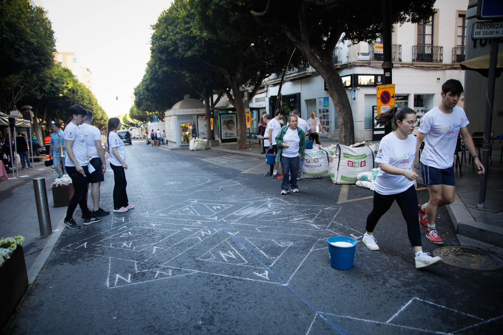 Así es la alfombra de serrín de 60 metros en el Paseo de Almería, en imágenes.