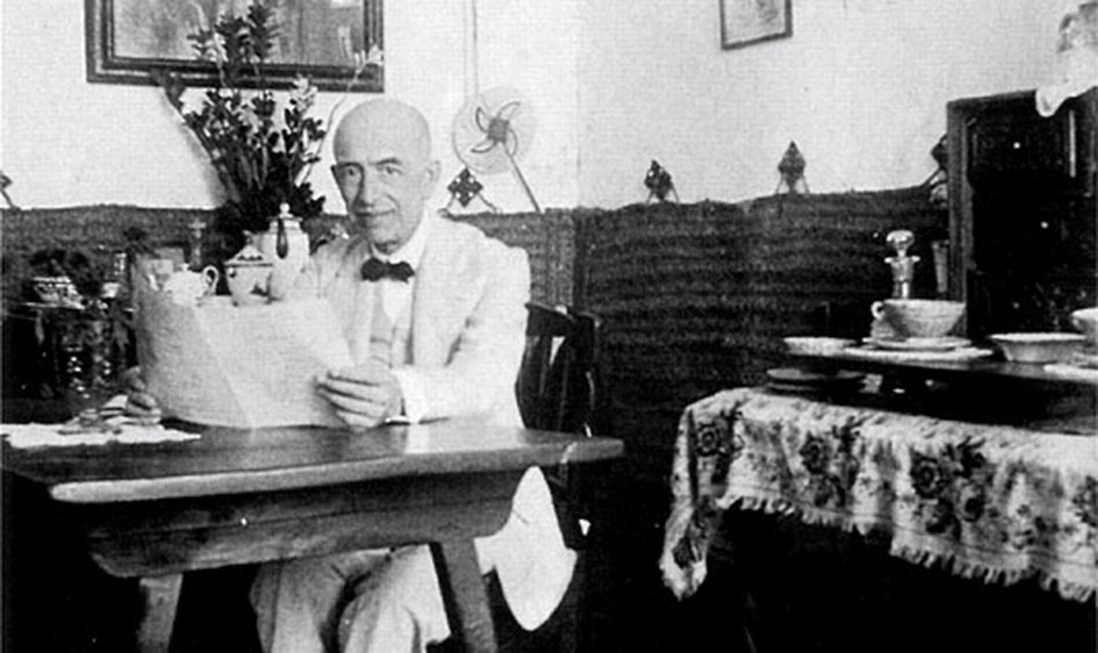 El compositor gaditano Manuel de Falla en el salón de su casa de Granada.