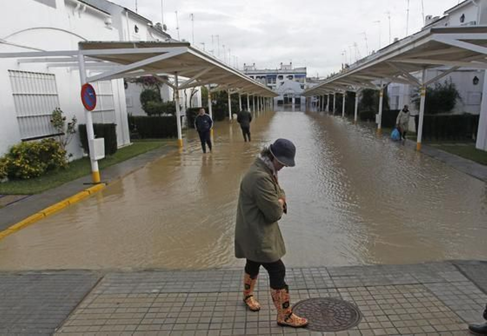 El agua invade las calles de Écija.

Foto: Antonio Pizarro