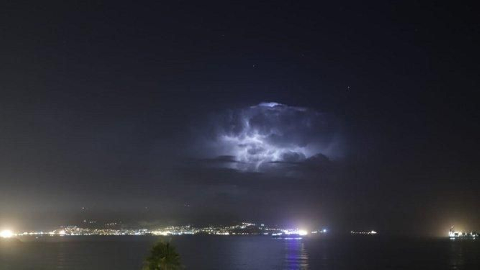 Foto de la tormenta eléctrica sobre el Estrecho esta madrugada, desde la playa de Getares.