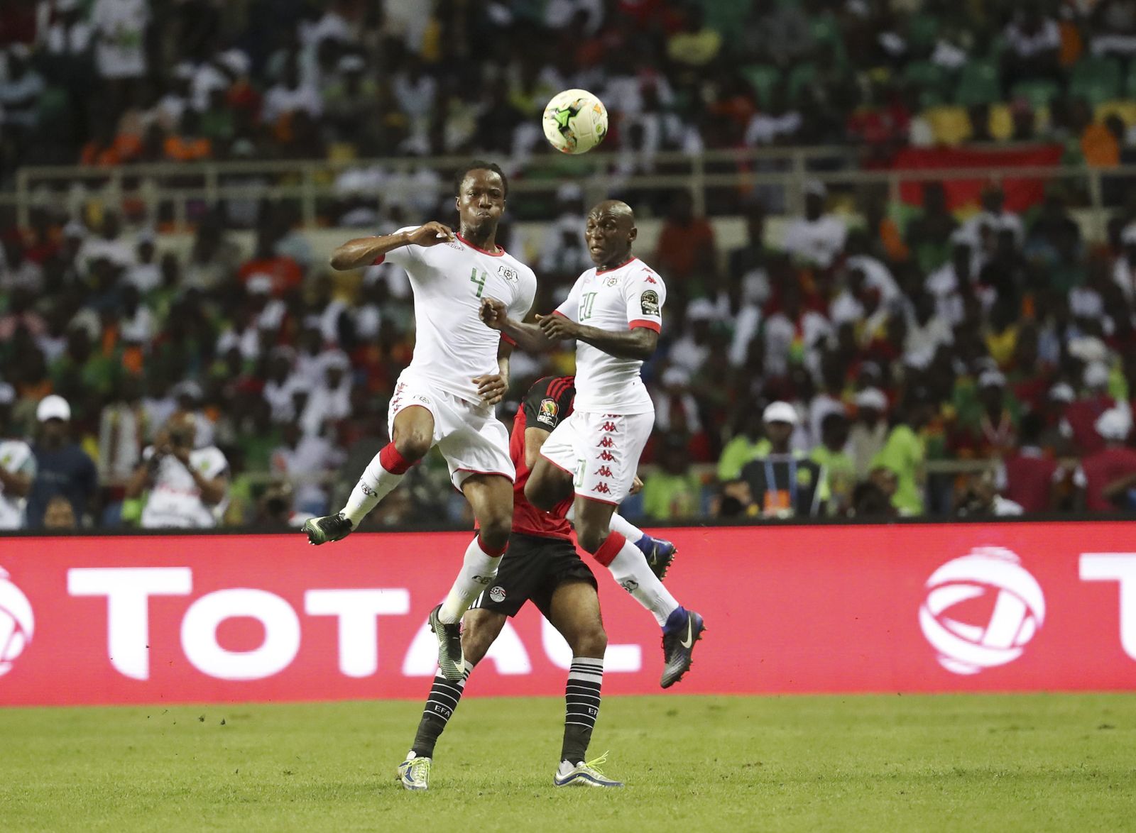 Koné salta a despejar un balón, ayer.