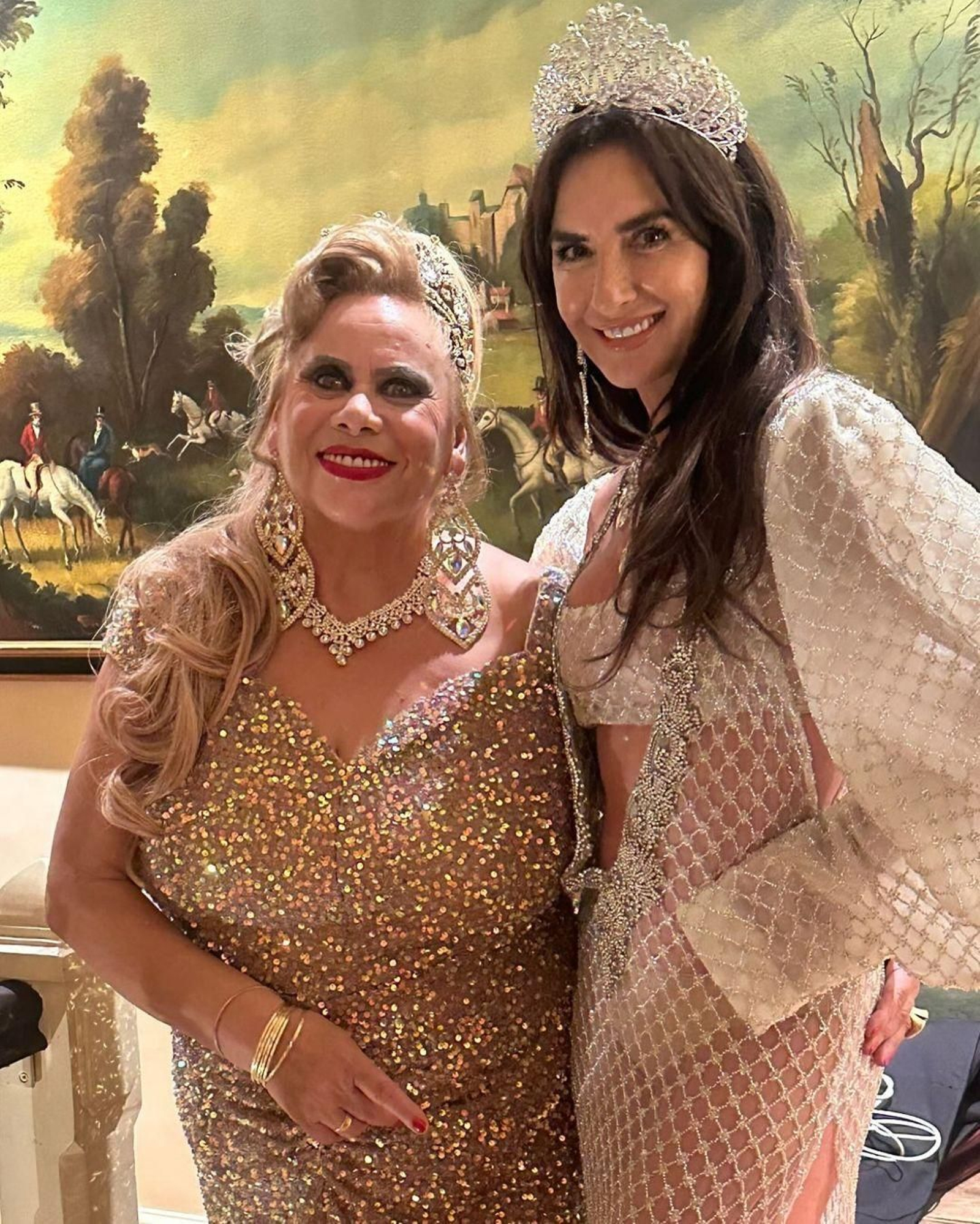 Carmina Barrios, junto a Belén López, en la fiesta por sus bodas de oro.