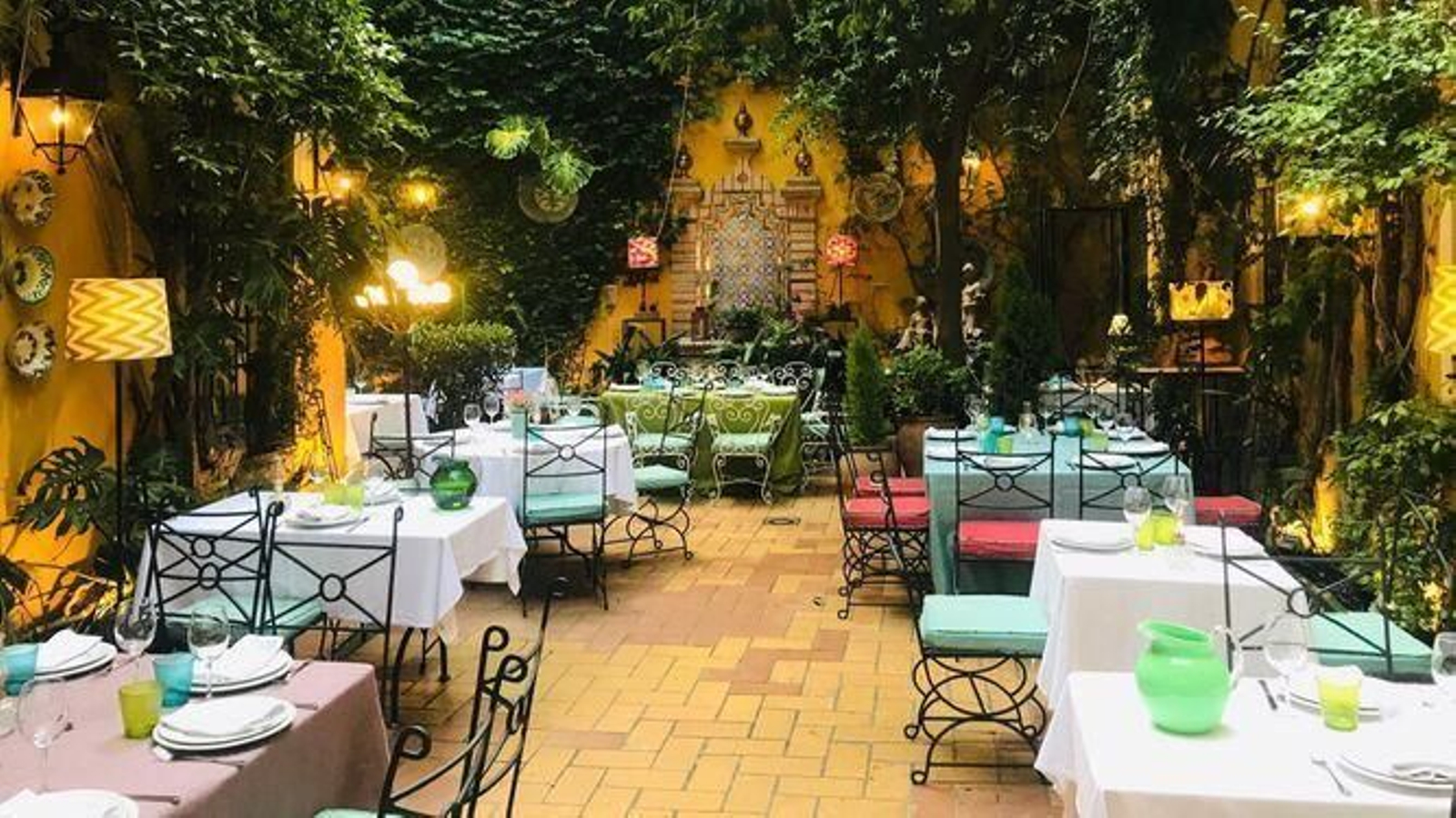 Patio de Casa Manolo León, uno de los restaurantes que participa con el 50% de descuento durante dos meses.