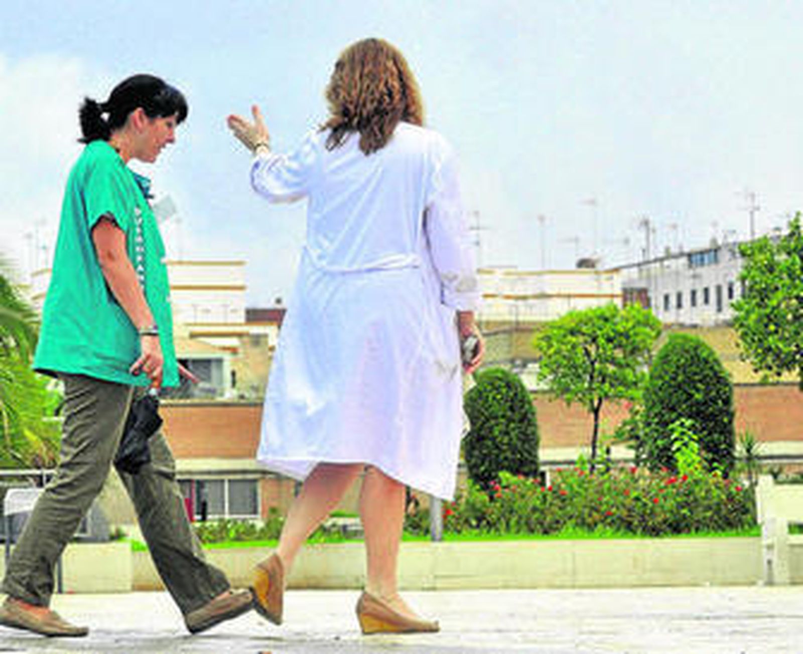 Dos sanitarias en el complejo hospitalario Virgen del Rocío.