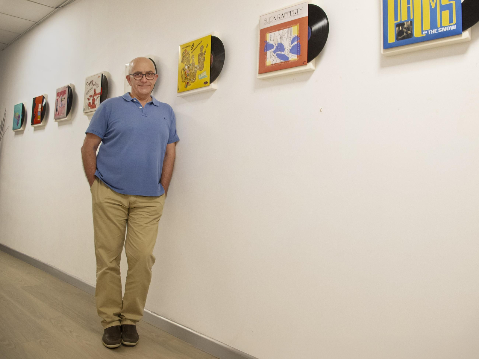 Juan Enrique Moya con algunas de sus obras en Clasijazz.