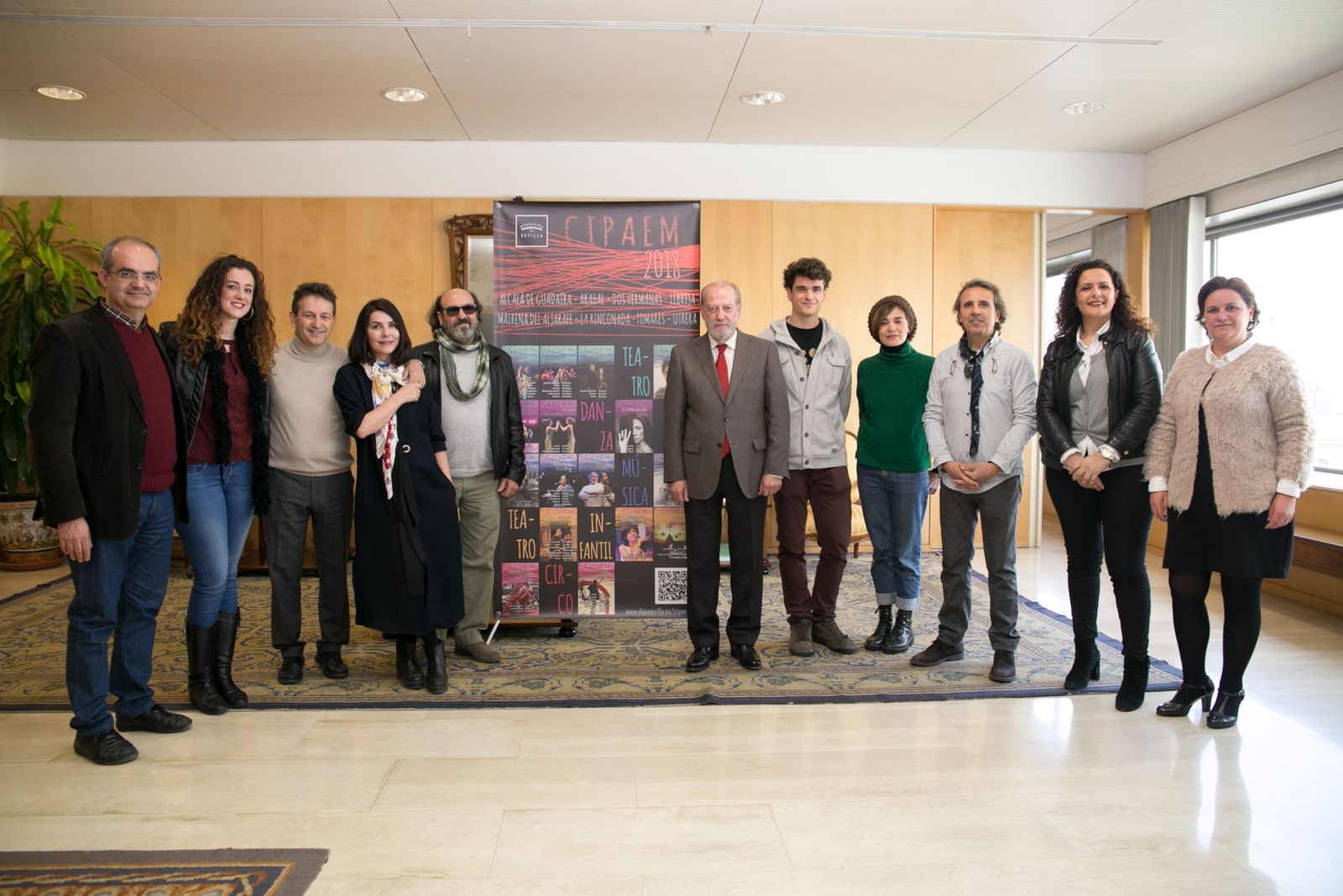 El presidente de la Diputación de Sevilla con los representantes de los artistas integrantes en Cipaem2018.