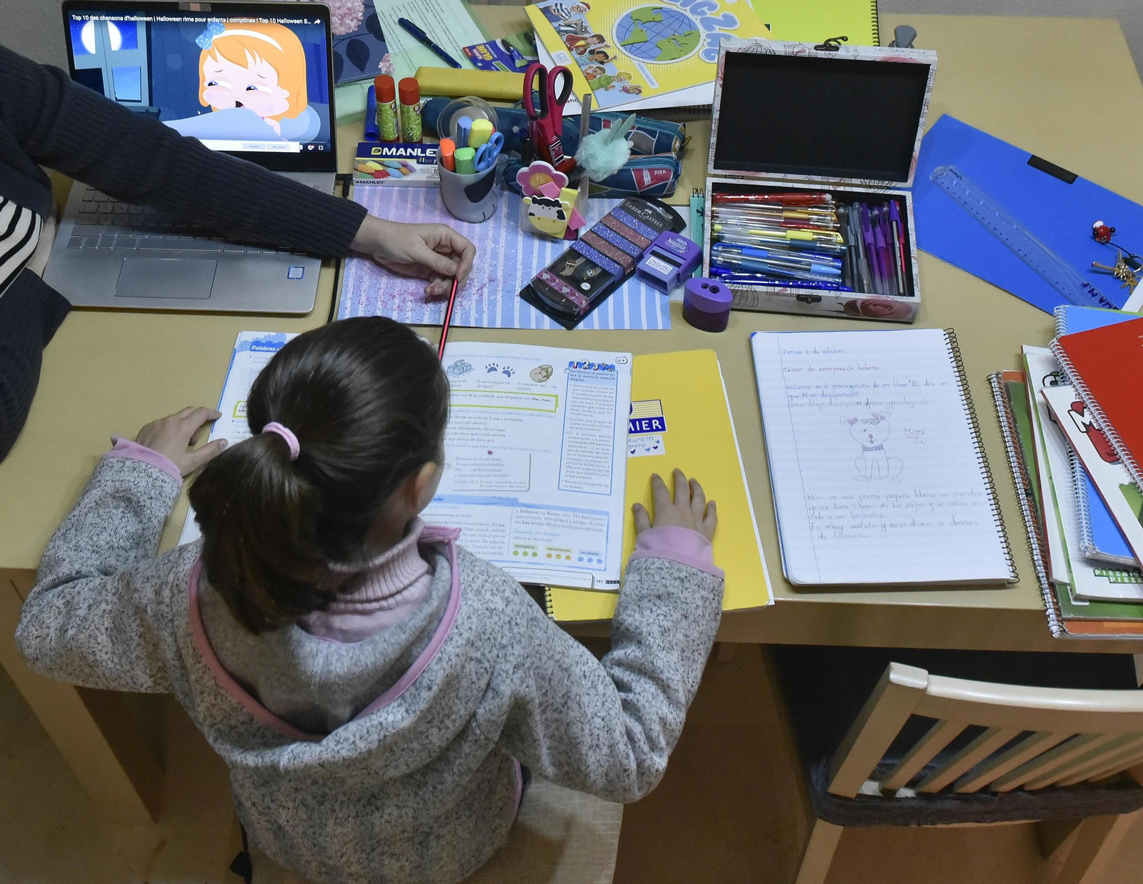 Una alumna de Primaria realiza los ejercicios en casa.