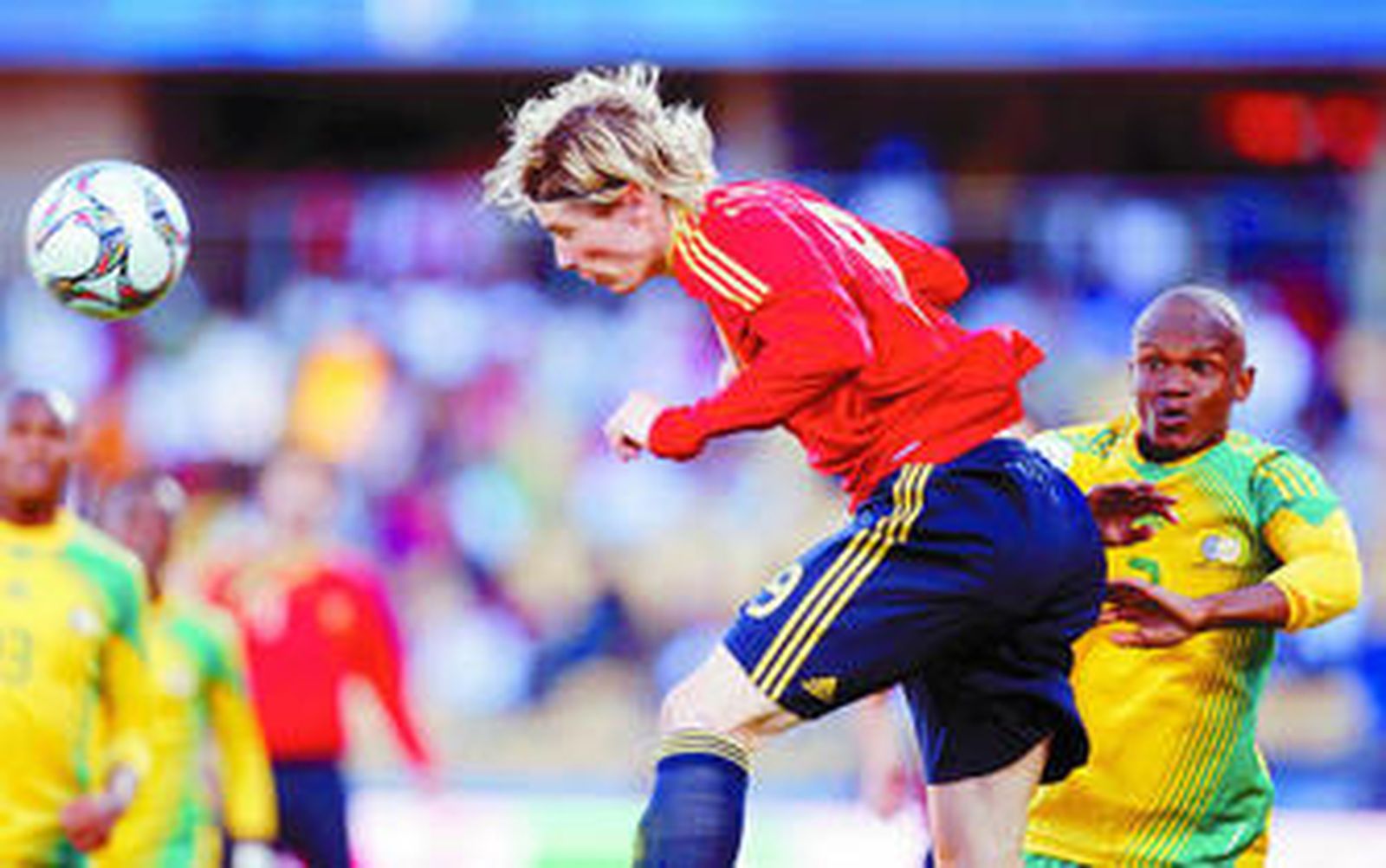 Fernando Torres remata de cabeza en presencia del lateral derecho surafricano Gaxa.